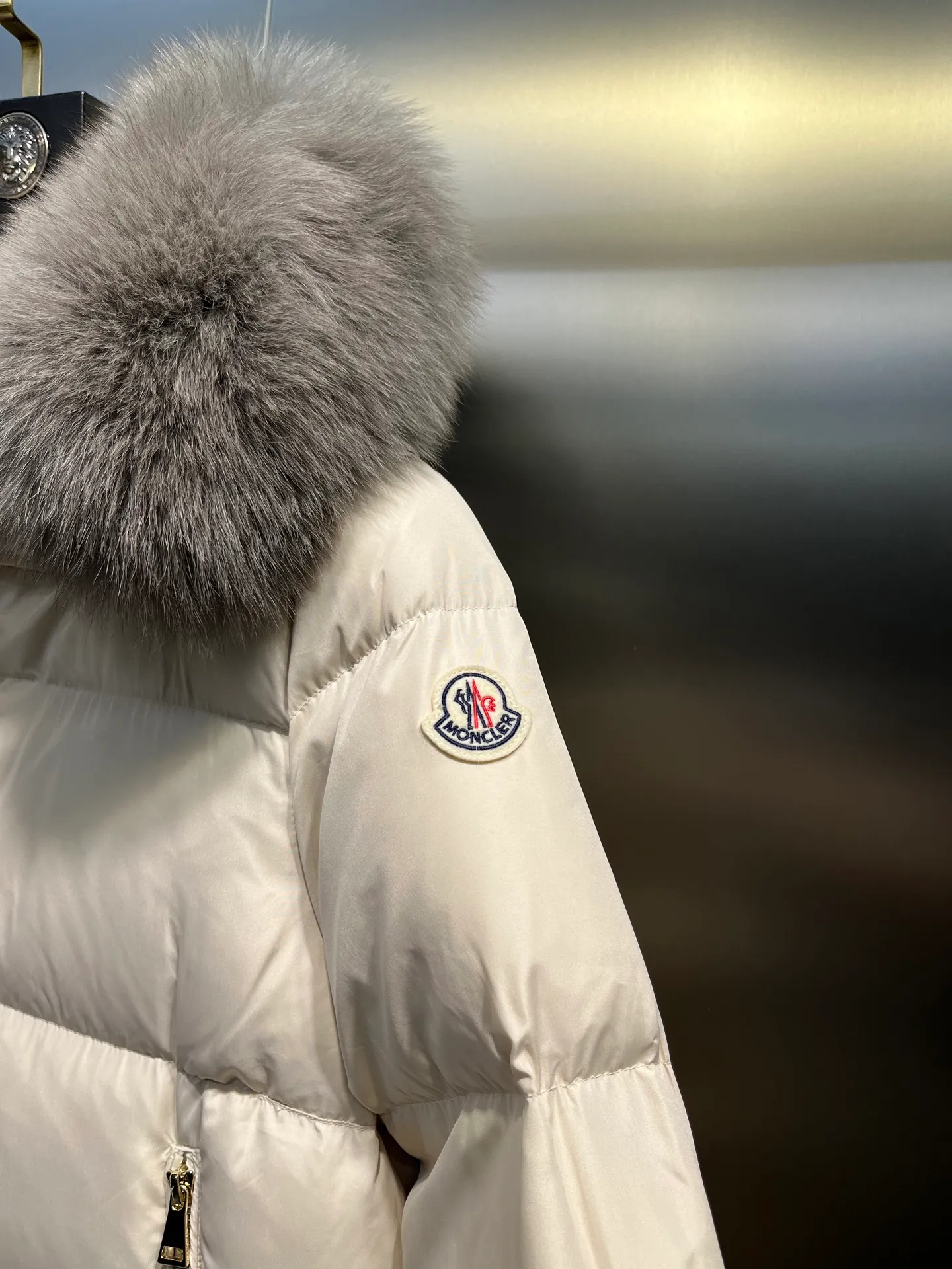 P1000 moncler🌟 25s new autumn and winter classic doll version hooded fur collar down jacket. Original custom-made oversized raccoon fur collar. Memory silk fabric texture is amazing. Age-reducing girl style. A-line version casual and age-reducing and fashionable. National standard imported 90 white goose down filling. Lightweight, warm and comfortable. Original hardware accessories. Original mark and original mark. Complete size: 1234