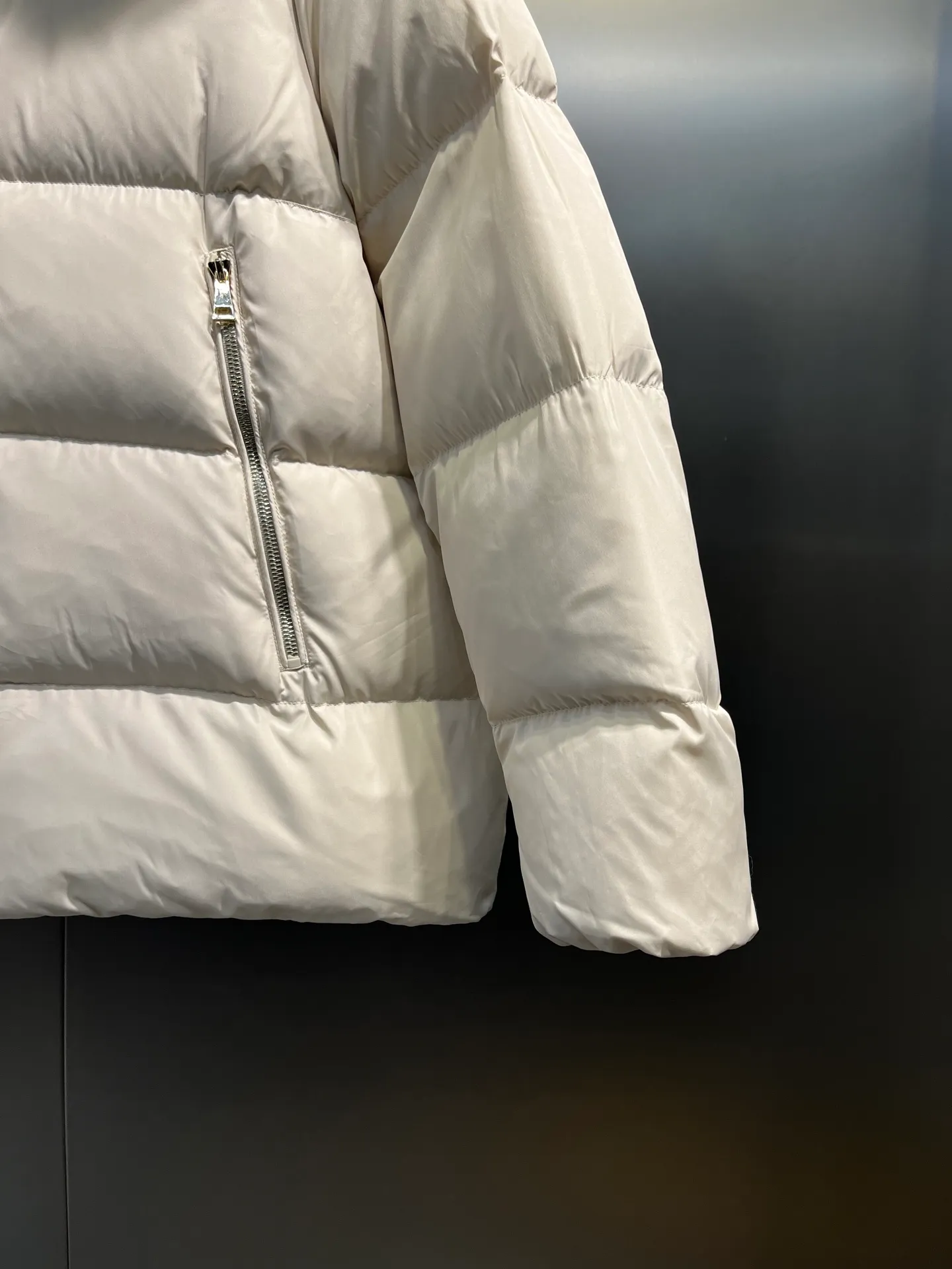 P1000 moncler🌟 25s new autumn and winter classic doll version hooded fur collar down jacket. Original custom-made oversized raccoon fur collar. Memory silk fabric texture is amazing. Age-reducing girl style. A-line version casual and age-reducing and fashionable. National standard imported 90 white goose down filling. Lightweight, warm and comfortable. Original hardware accessories. Original mark and original mark. Complete size: 1234