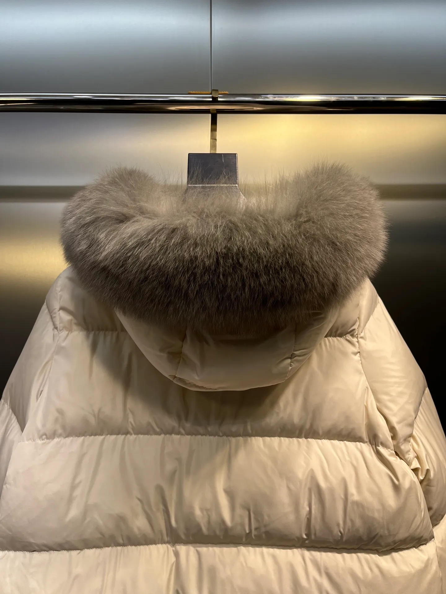 P1000 moncler🌟 25s new autumn and winter classic doll version hooded fur collar down jacket. Original custom-made oversized raccoon fur collar. Memory silk fabric texture is amazing. Age-reducing girl style. A-line version casual and age-reducing and fashionable. National standard imported 90 white goose down filling. Lightweight, warm and comfortable. Original hardware accessories. Original mark and original mark. Complete size: 1234
