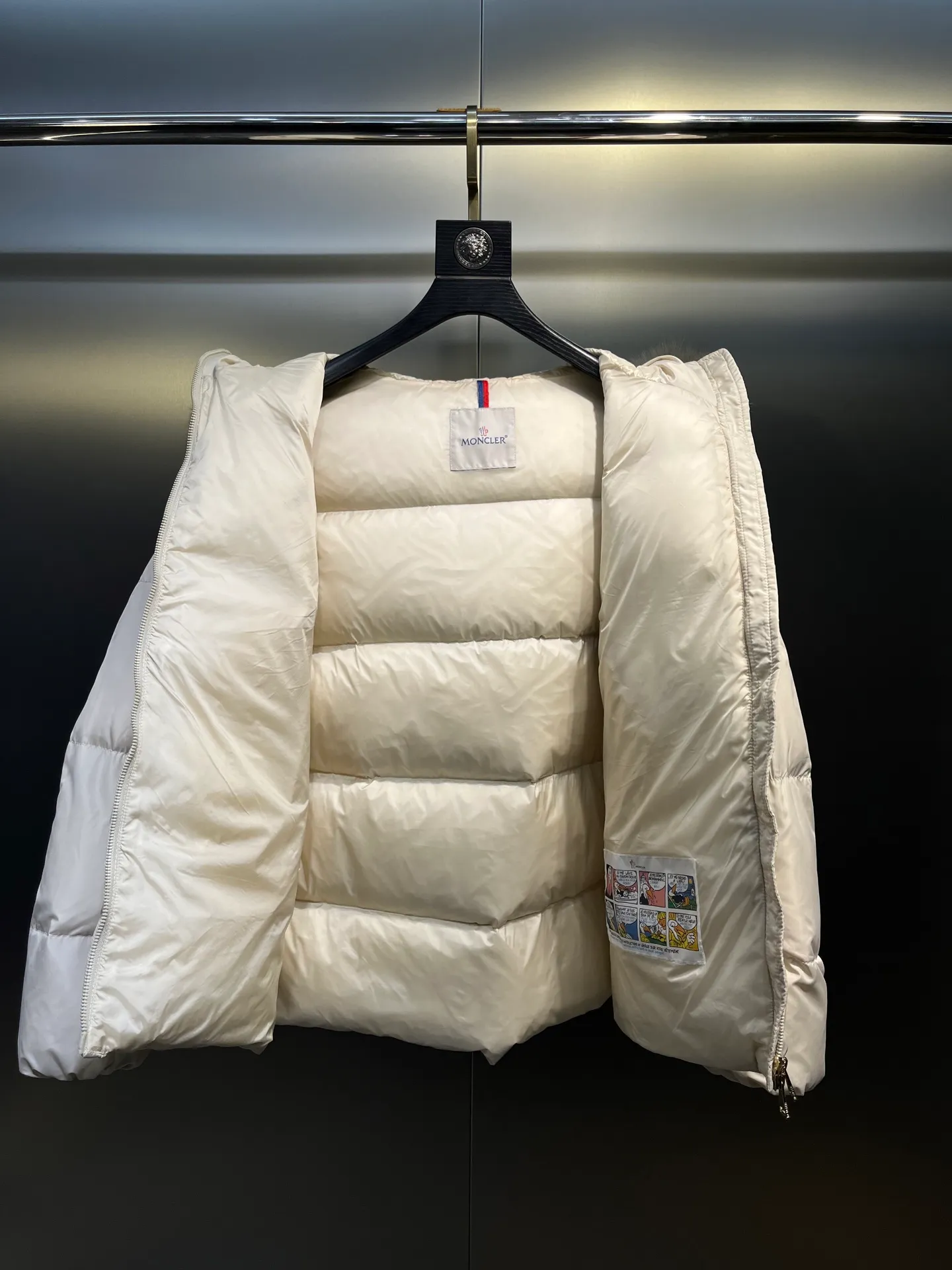 P1000 moncler🌟 25s new autumn and winter classic doll version hooded fur collar down jacket. Original custom-made oversized raccoon fur collar. Memory silk fabric texture is amazing. Age-reducing girl style. A-line version casual and age-reducing and fashionable. National standard imported 90 white goose down filling. Lightweight, warm and comfortable. Original hardware accessories. Original mark and original mark. Complete size: 1234