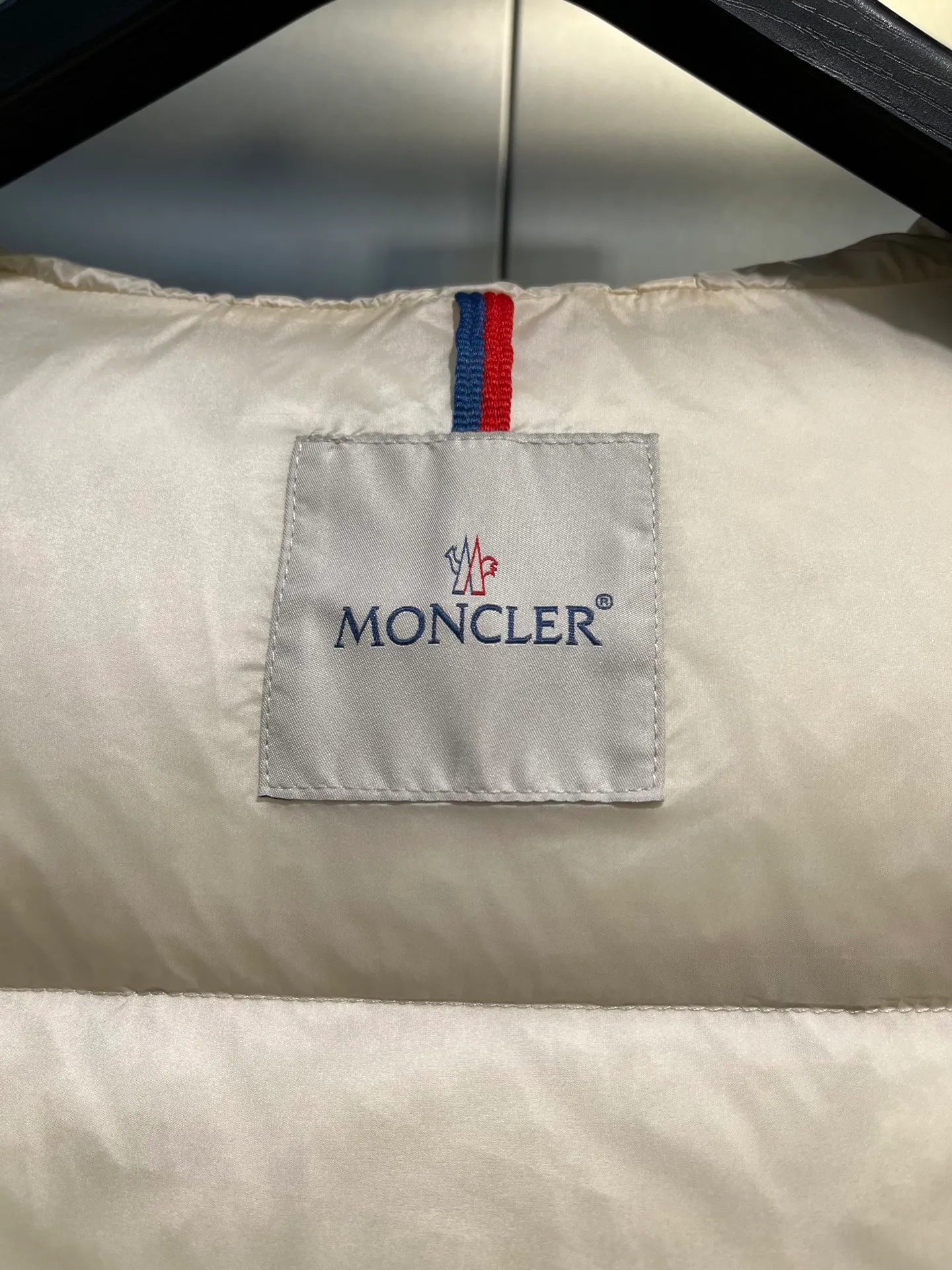 P1000 moncler🌟 25s new autumn and winter classic doll version hooded fur collar down jacket. Original custom-made oversized raccoon fur collar. Memory silk fabric texture is amazing. Age-reducing girl style. A-line version casual and age-reducing and fashionable. National standard imported 90 white goose down filling. Lightweight, warm and comfortable. Original hardware accessories. Original mark and original mark. Complete size: 1234