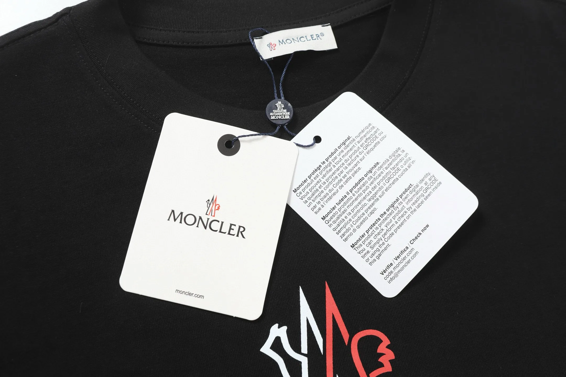 P134 Style No.: 848 〈MONCLER〉The price of the mousse is actually quite advantageous. Those who have been to the counters should know that the price of the mousse is not much cheaper than Gucci Burberry. It is just relatively low-key and unwilling to hype. It is a picture that you will buy or not. It has an arrogant existence... Exclusively customized 270g 32-count double yarn smooth cotton. The texture is very soft and comfortable. 100% different from the top fabrics in the market (does not shrink, deform, or pill). Matched with 320g 1*1 thread (fabric threads are dyed in the same vat, no color difference, threads are not easy to deform) Color: Black White Size: S-XL