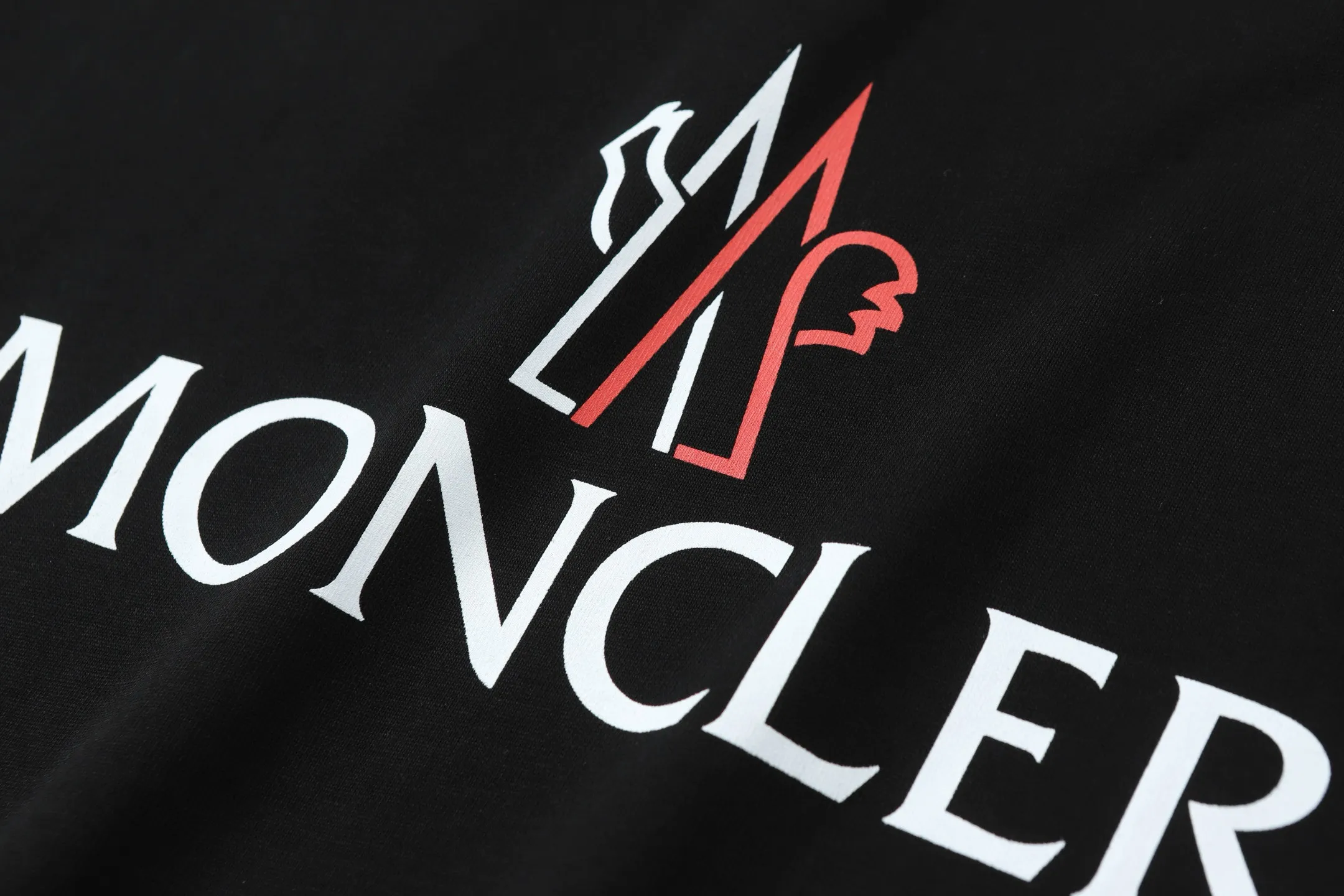 P134 Style No.: 848 〈MONCLER〉The price of the mousse is actually quite advantageous. Those who have been to the counters should know that the price of the mousse is not much cheaper than Gucci Burberry. It is just relatively low-key and unwilling to hype. It is a picture that you will buy or not. It has an arrogant existence... Exclusively customized 270g 32-count double yarn smooth cotton. The texture is very soft and comfortable. 100% different from the top fabrics in the market (does not shrink, deform, or pill). Matched with 320g 1*1 thread (fabric threads are dyed in the same vat, no color difference, threads are not easy to deform) Color: Black White Size: S-XL