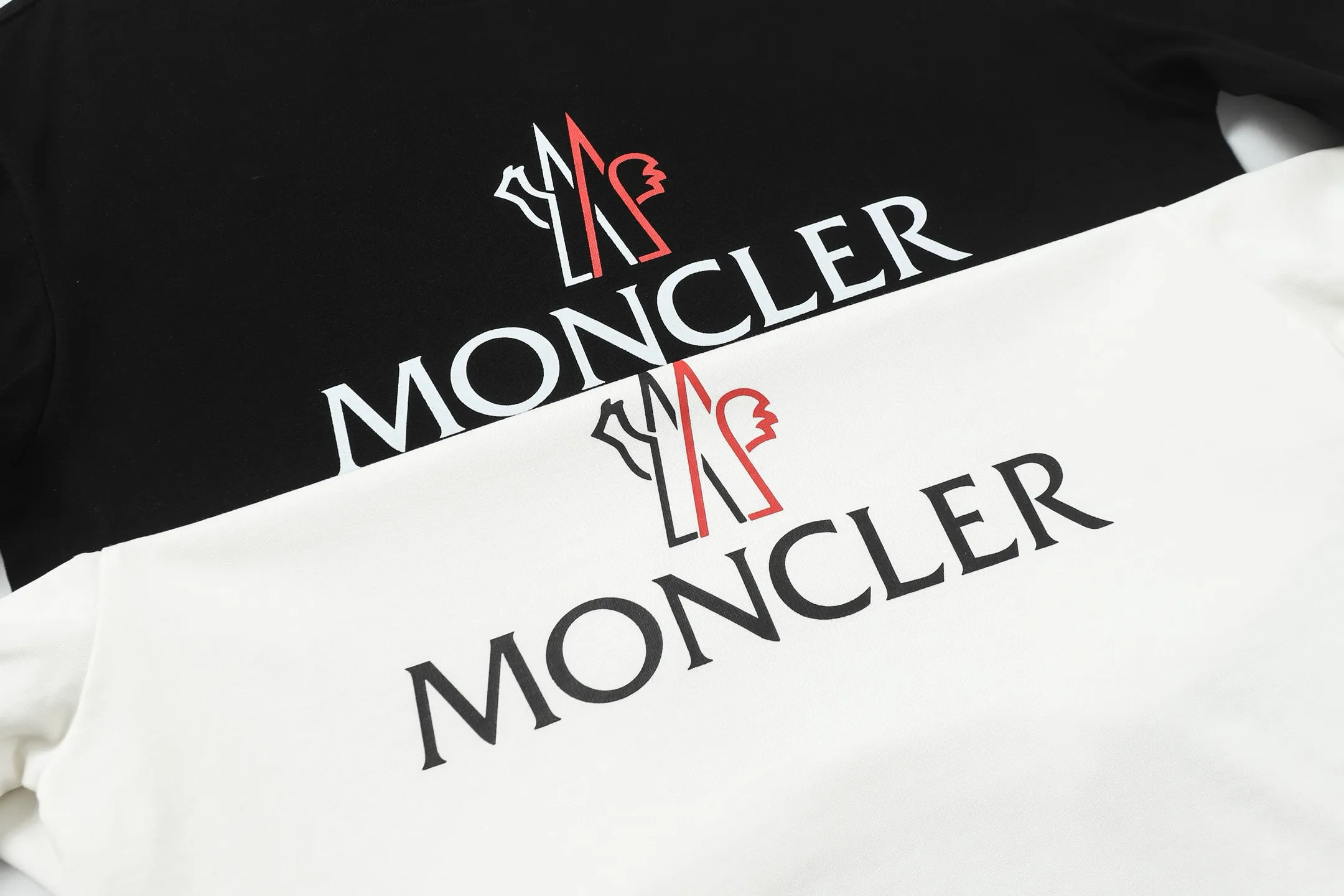 P134 Style No.: 848 〈MONCLER〉The price of the mousse is actually quite advantageous. Those who have been to the counters should know that the price of the mousse is not much cheaper than Gucci Burberry. It is just relatively low-key and unwilling to hype. It is a picture that you will buy or not. It has an arrogant existence... Exclusively customized 270g 32-count double yarn smooth cotton. The texture is very soft and comfortable. 100% different from the top fabrics in the market (does not shrink, deform, or pill). Matched with 320g 1*1 thread (fabric threads are dyed in the same vat, no color difference, threads are not easy to deform) Color: Black White Size: S-XL