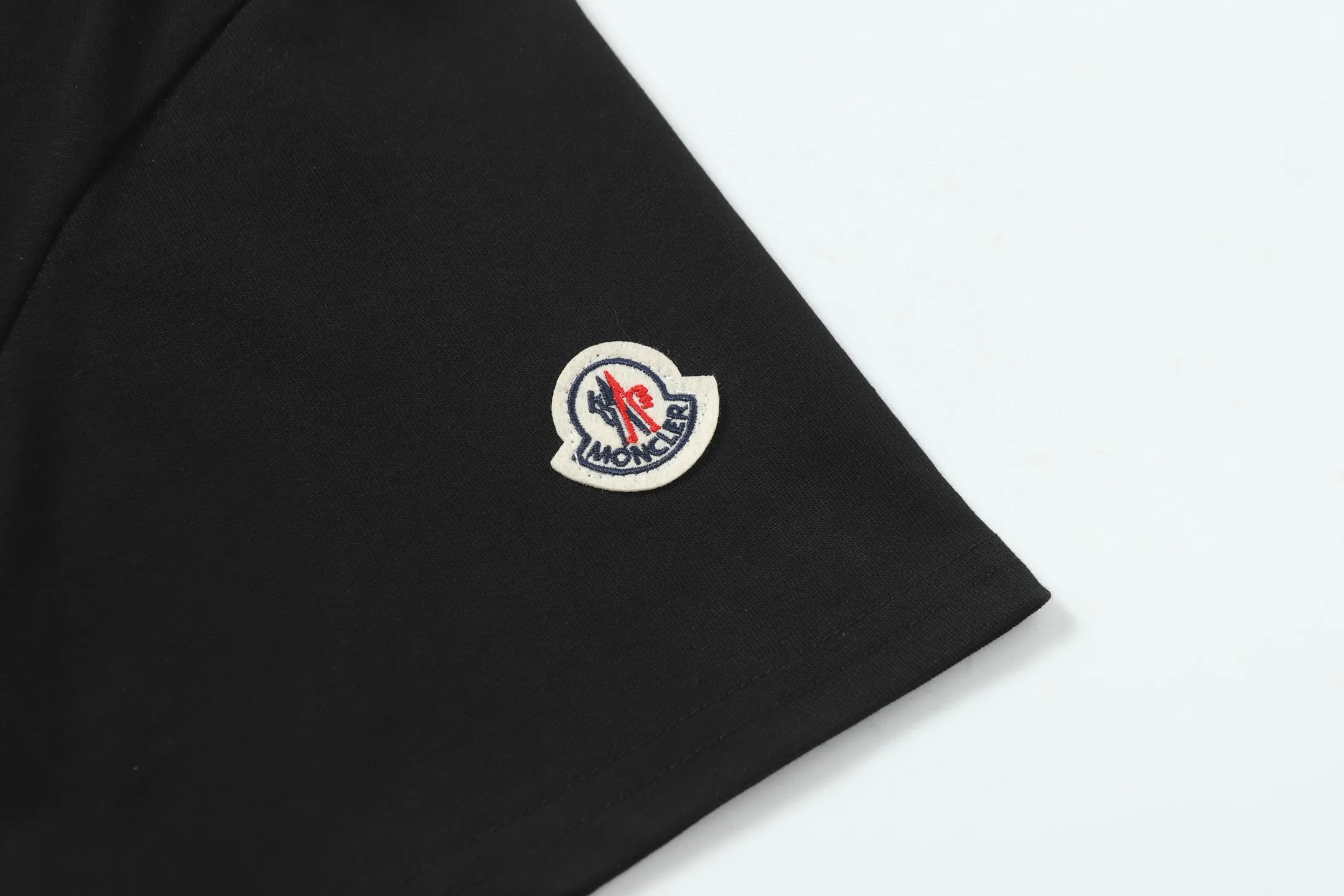 P134 Style No.: 848 〈MONCLER〉The price of the mousse is actually quite advantageous. Those who have been to the counters should know that the price of the mousse is not much cheaper than Gucci Burberry. It is just relatively low-key and unwilling to hype. It is a picture that you will buy or not. It has an arrogant existence... Exclusively customized 270g 32-count double yarn smooth cotton. The texture is very soft and comfortable. 100% different from the top fabrics in the market (does not shrink, deform, or pill). Matched with 320g 1*1 thread (fabric threads are dyed in the same vat, no color difference, threads are not easy to deform) Color: Black White Size: S-XL