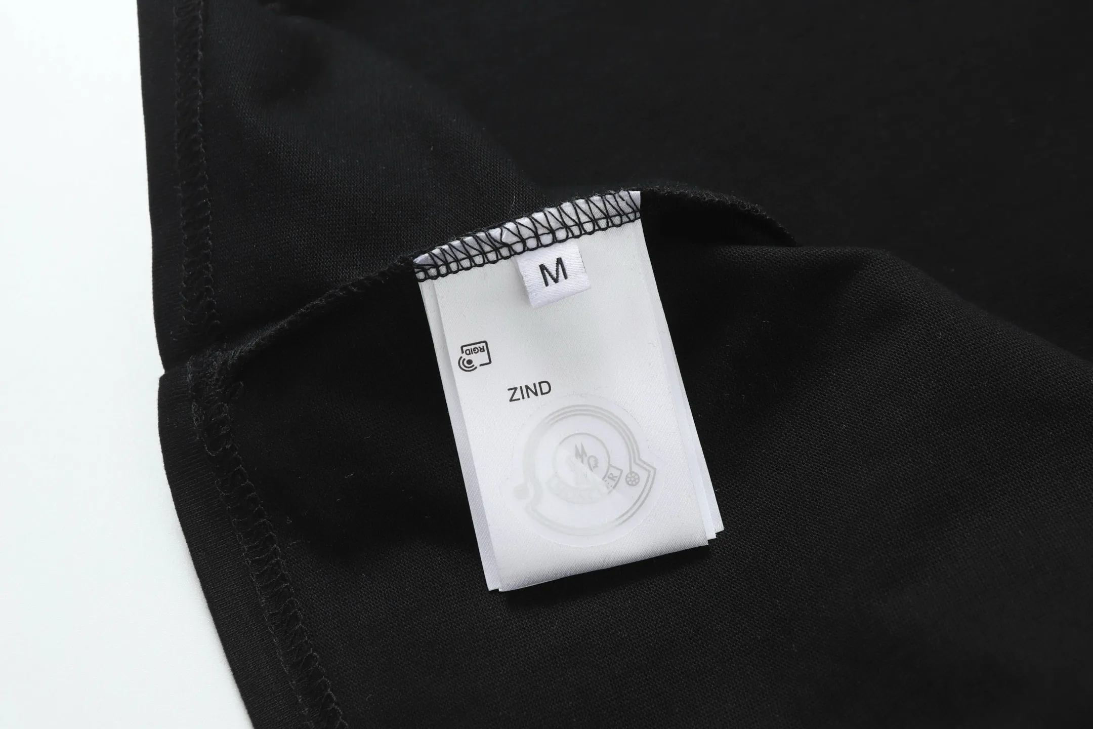 P134 Style No.: 848 〈MONCLER〉The price of the mousse is actually quite advantageous. Those who have been to the counters should know that the price of the mousse is not much cheaper than Gucci Burberry. It is just relatively low-key and unwilling to hype. It is a picture that you will buy or not. It has an arrogant existence... Exclusively customized 270g 32-count double yarn smooth cotton. The texture is very soft and comfortable. 100% different from the top fabrics in the market (does not shrink, deform, or pill). Matched with 320g 1*1 thread (fabric threads are dyed in the same vat, no color difference, threads are not easy to deform) Color: Black White Size: S-XL