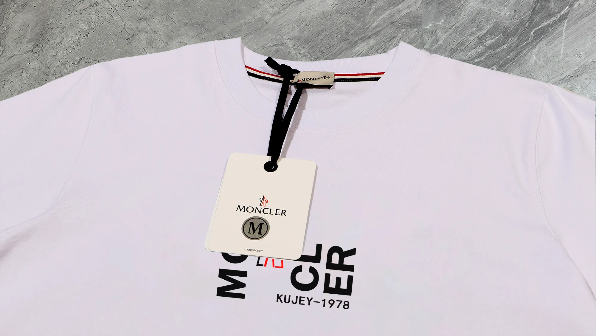 P140 💰Upgraded version "Mobile phone smart sensor ~ NFC chip armband ~ direct access to the official website for anti-counterfeiting" "Moncler ~ Mouth Mouth" 2025 new high-quality round neck short-sleeved T-shirt. The cuffs have imported embroidered labels. Customized dyeing, very comfortable to touch. Super versatile and good-looking short-sleeved. Complete with three labels. Non-market ordinary version. Feel free to compare. Quality is absolutely guaranteed! ‼ First of all, this original fabric is all custom-woven with 32-count double yarn fabric, 250G, and the weight is the same‼ Fine workmanship, double waistcoat method, double waistcoat method, double waistcoat method makes the whole dress more three-dimensional, which is not a craft that ordinary T-shirts can achieve🤪 Size: S-M-L-XL-2XL Color: black, white, apricot, same style for men and women