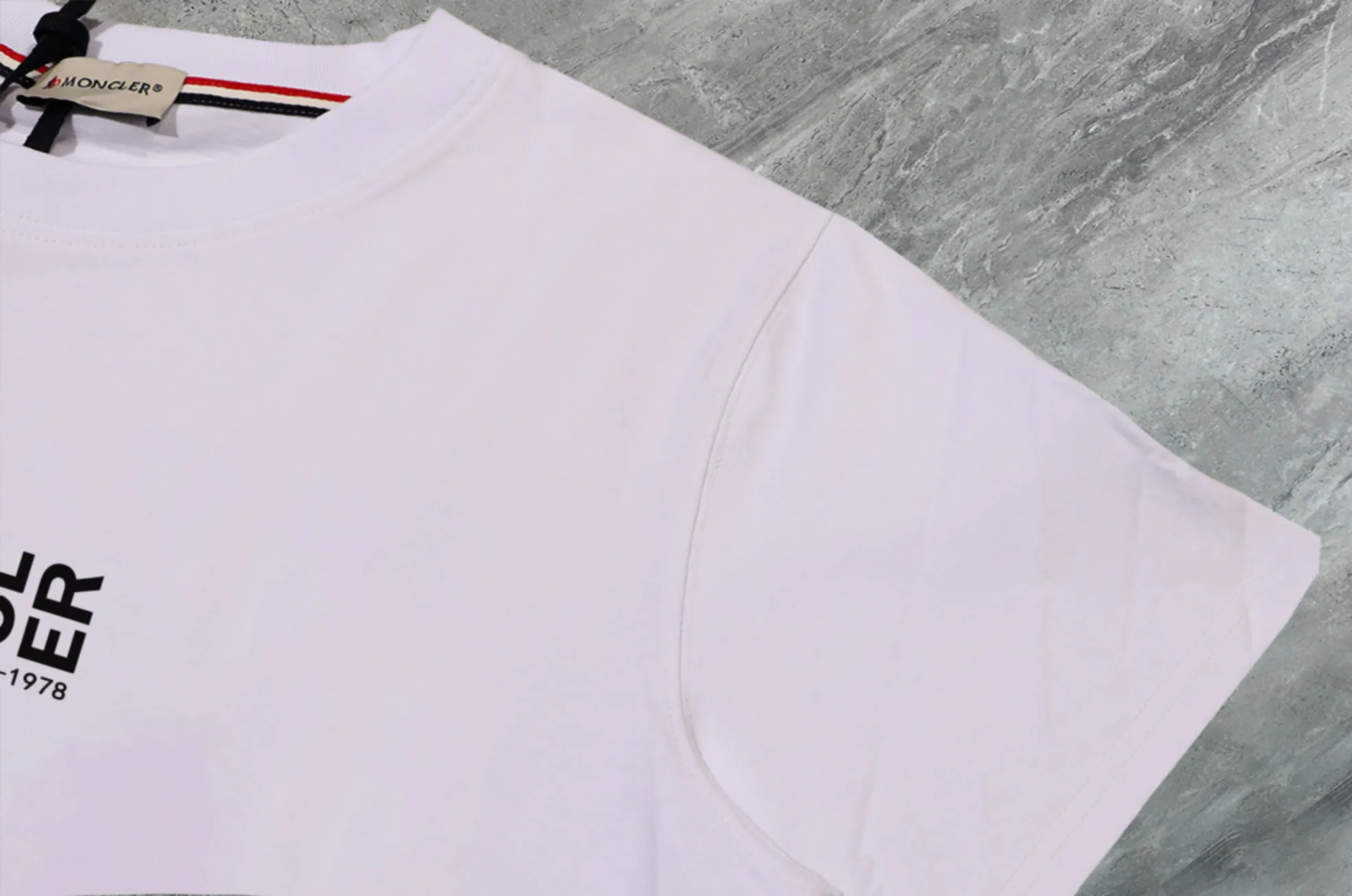 P140 💰Upgraded version "Mobile phone smart sensor ~ NFC chip armband ~ direct access to the official website for anti-counterfeiting" "Moncler ~ Mouth Mouth" 2025 new high-quality round neck short-sleeved T-shirt. The cuffs have imported embroidered labels. Customized dyeing, very comfortable to touch. Super versatile and good-looking short-sleeved. Complete with three labels. Non-market ordinary version. Feel free to compare. Quality is absolutely guaranteed! ‼ First of all, this original fabric is all custom-woven with 32-count double yarn fabric, 250G, and the weight is the same‼ Fine workmanship, double waistcoat method, double waistcoat method, double waistcoat method makes the whole dress more three-dimensional, which is not a craft that ordinary T-shirts can achieve🤪 Size: S-M-L-XL-2XL Color: black, white, apricot, same style for men and women