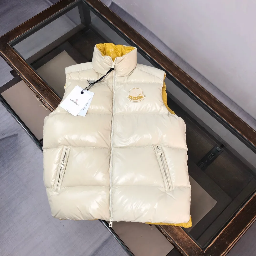 P660 🆕🆕Moncler 25th early autumn new product Lipsi down vest~a couple's version that interprets Moncler's classic design and is a must-have item for the seasonal wardrobe. Made of lightweight functional nylon laque fabric, the contrasting lining is full of vitality~ Fashionable and versatile, it can be worn as a vest in the mid-season or paired with a windproof jacket in the cold winter. 👍🏻 Color: black off-white Size: 1-2-3-4-5 (M-3XL)