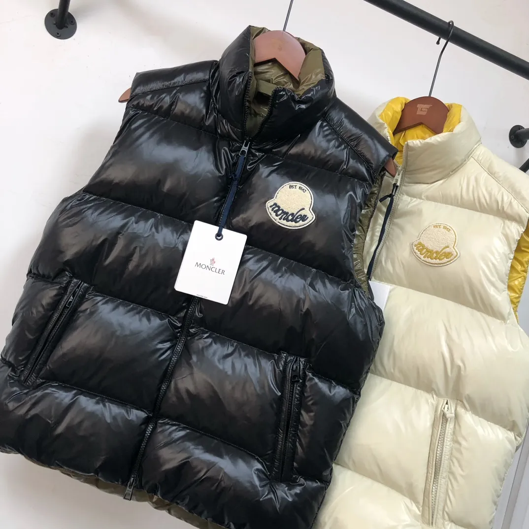 P660 🆕🆕Moncler 25th early autumn new product Lipsi down vest~a couple's version that interprets Moncler's classic design and is a must-have item for the seasonal wardrobe. Made of lightweight functional nylon laque fabric, the contrasting lining is full of vitality~ Fashionable and versatile, it can be worn as a vest in the mid-season or paired with a windproof jacket in the cold winter. 👍🏻 Color: black off-white Size: 1-2-3-4-5 (M-3XL)