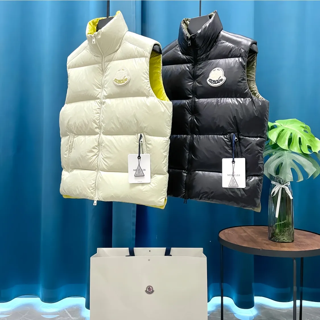 P700 Moncler➡️Moncler Feather Emperor 🦢 Down Stand Collar Down Vest Vest is now a hot sale at the counter! New winter down has been released 💥 New styles are popping up in an endless stream, down vest vest 1:1 original mold, 90 white goose down. The lining is thin, slim, comfortable and warm, simple and fashionable, super exquisite tailoring. The accessories and hardware are also meticulous. We just want to bring you good products. Same style for men and women. Sizes: 1 code, 2 codes, 3 codes, 4 codes, 5 codes.