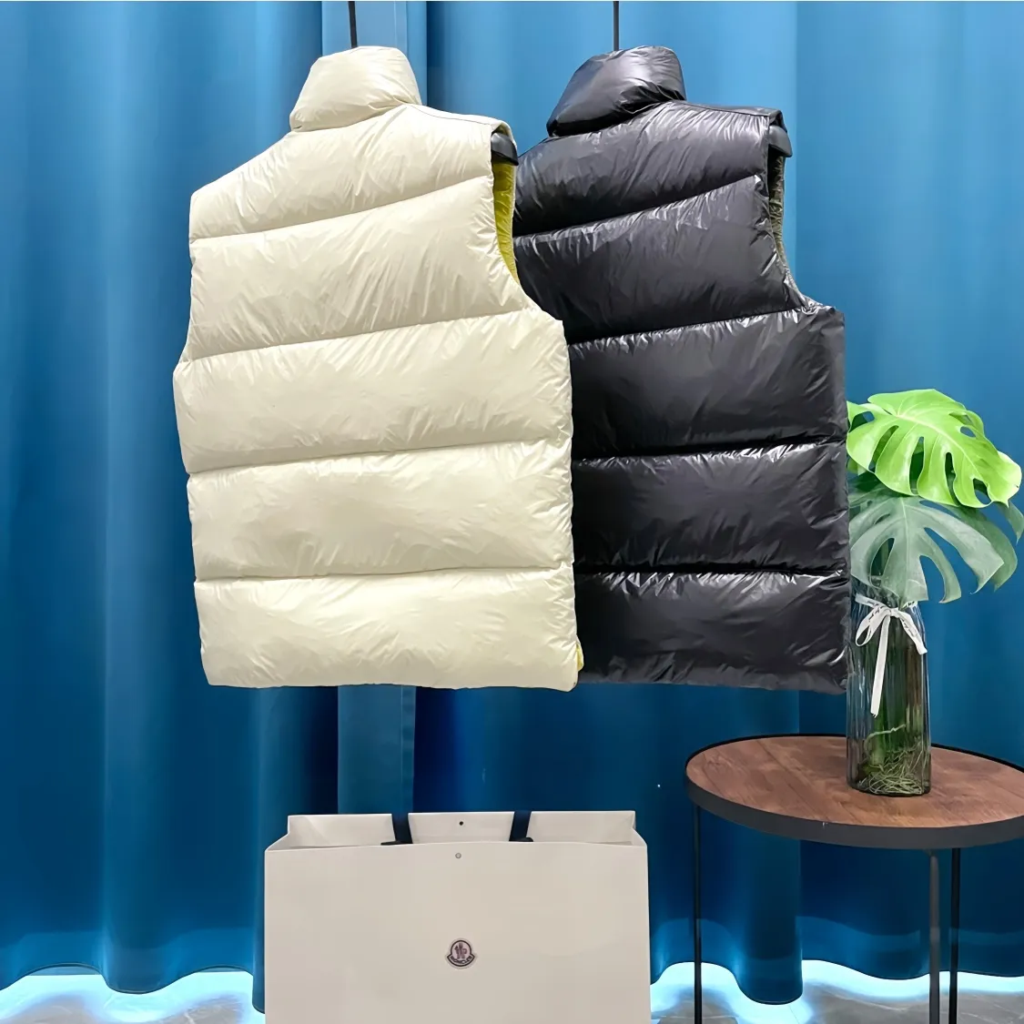 P700 Moncler➡️Moncler Feather Emperor 🦢 Down Stand Collar Down Vest Vest is now a hot sale at the counter! New winter down has been released 💥 New styles are popping up in an endless stream, down vest vest 1:1 original mold, 90 white goose down. The lining is thin, slim, comfortable and warm, simple and fashionable, super exquisite tailoring. The accessories and hardware are also meticulous. We just want to bring you good products. Same style for men and women. Sizes: 1 code, 2 codes, 3 codes, 4 codes, 5 codes.