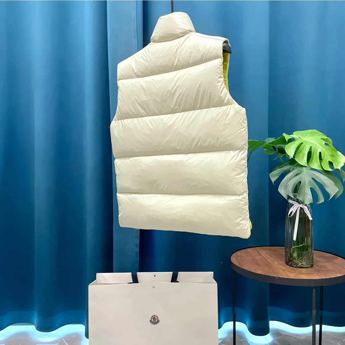 P700 Moncler➡️Moncler Feather Emperor 🦢 Down Stand Collar Down Vest Vest is now a hot sale at the counter! New winter down has been released 💥 New styles are popping up in an endless stream, down vest vest 1:1 original mold, 90 white goose down. The lining is thin, slim, comfortable and warm, simple and fashionable, super exquisite tailoring. The accessories and hardware are also meticulous. We just want to bring you good products. Same style for men and women. Sizes: 1 code, 2 codes, 3 codes, 4 codes, 5 codes.