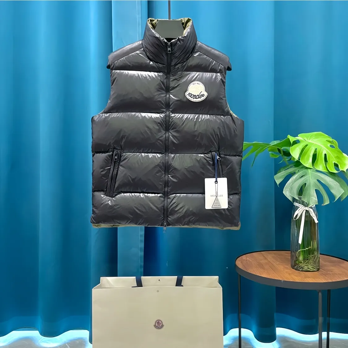 P700 Moncler➡️Moncler Feather Emperor 🦢 Down Stand Collar Down Vest Vest is now a hot sale at the counter! New winter down has been released 💥 New styles are popping up in an endless stream, down vest vest 1:1 original mold, 90 white goose down. The lining is thin, slim, comfortable and warm, simple and fashionable, super exquisite tailoring. The accessories and hardware are also meticulous. We just want to bring you good products. Same style for men and women. Sizes: 1 code, 2 codes, 3 codes, 4 codes, 5 codes.