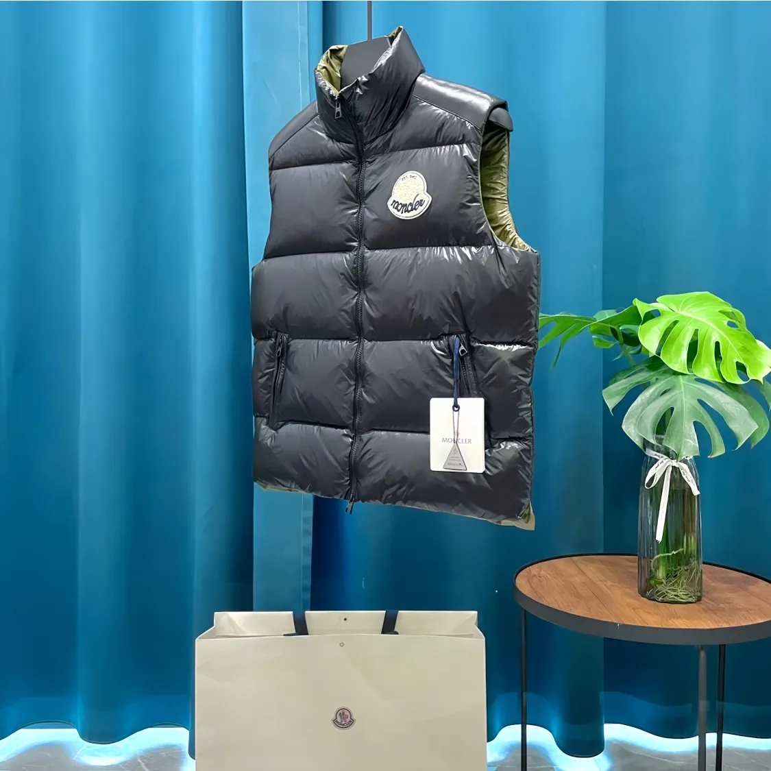 P700 Moncler➡️Moncler Feather Emperor 🦢 Down Stand Collar Down Vest Vest is now a hot sale at the counter! New winter down has been released 💥 New styles are popping up in an endless stream, down vest vest 1:1 original mold, 90 white goose down. The lining is thin, slim, comfortable and warm, simple and fashionable, super exquisite tailoring. The accessories and hardware are also meticulous. We just want to bring you good products. Same style for men and women. Sizes: 1 code, 2 codes, 3 codes, 4 codes, 5 codes.