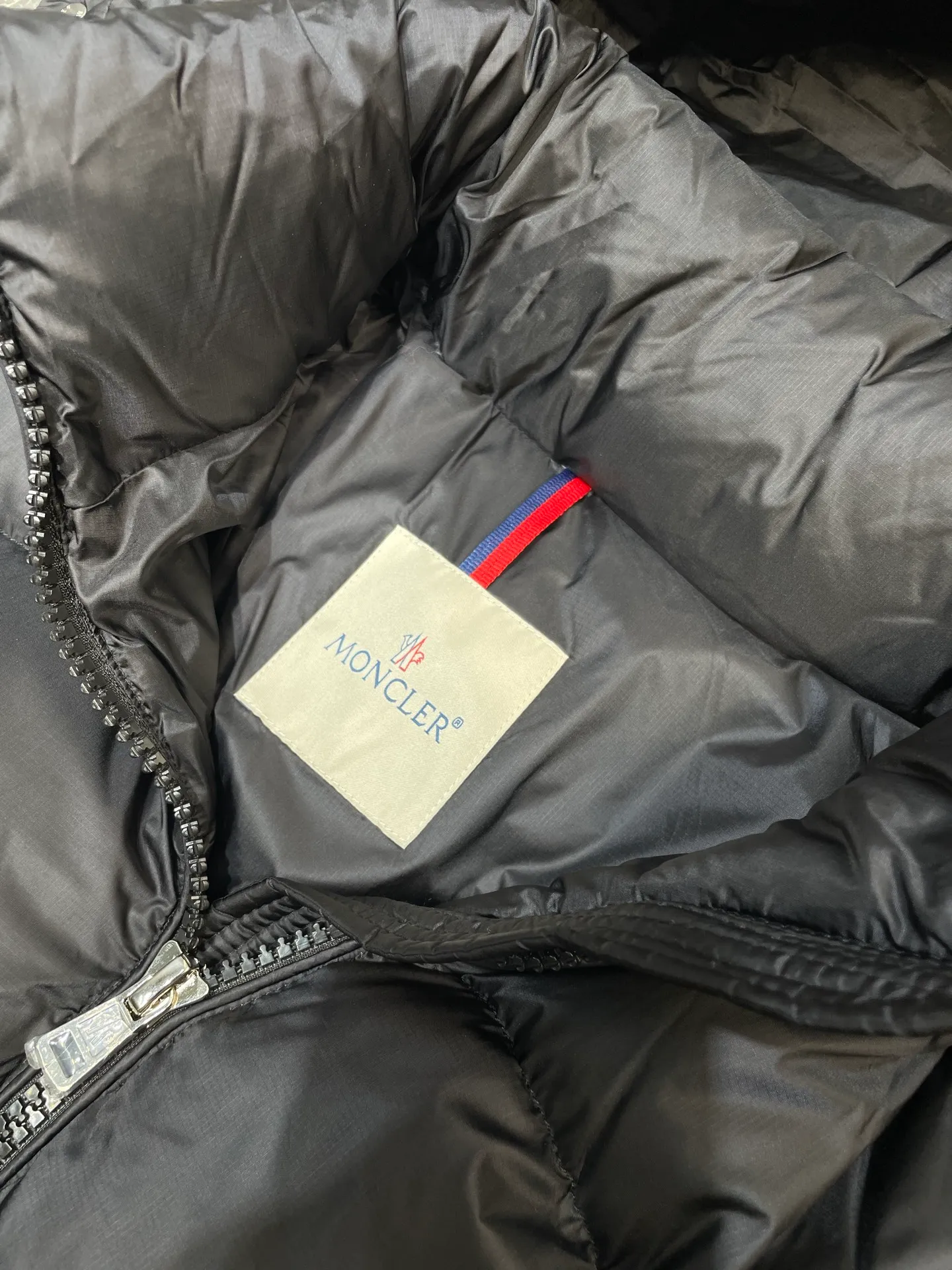P1120 moncler 🌟 Down jacket Montbeliard down is made of iconic lon laqué fabric, showing a gorgeous luster effect. Equipped with a removable hood, it can easily adapt to changing weather. The sleeve pockets inspired by Moner Maya are embellished to highlight the essence of the brand. High quality version of ribbon Maya with NFC chip shipped with dust bag color: black size: 12345
