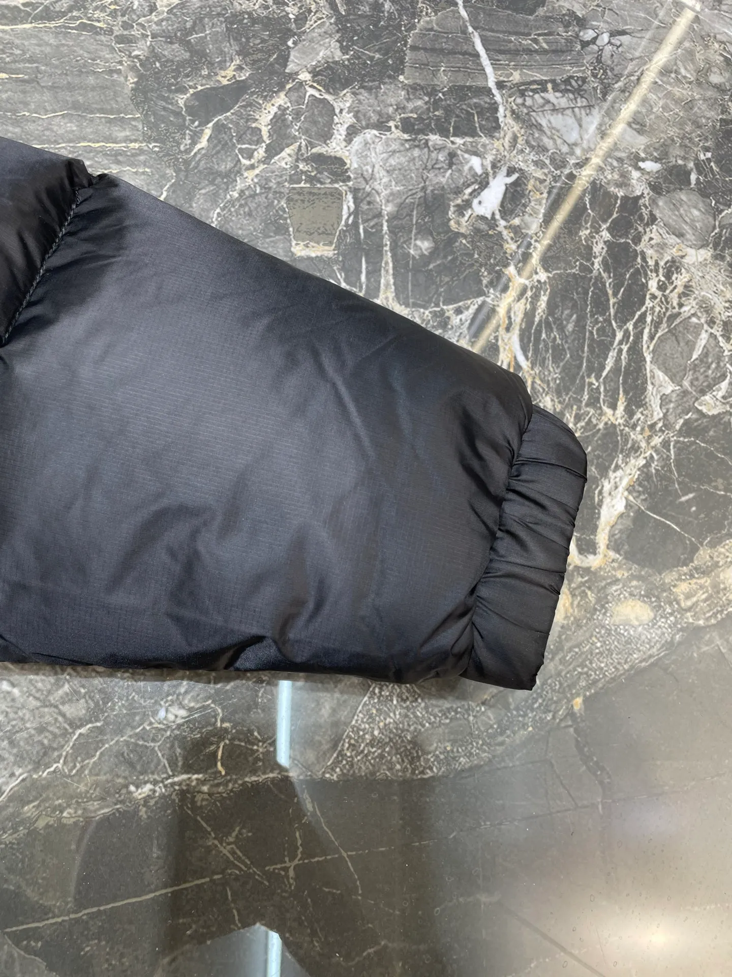 P1120 moncler 🌟 Down jacket Montbeliard down is made of iconic lon laqué fabric, showing a gorgeous luster effect. Equipped with a removable hood, it can easily adapt to changing weather. The sleeve pockets inspired by Moner Maya are embellished to highlight the essence of the brand. High quality version of ribbon Maya with NFC chip shipped with dust bag color: black size: 12345