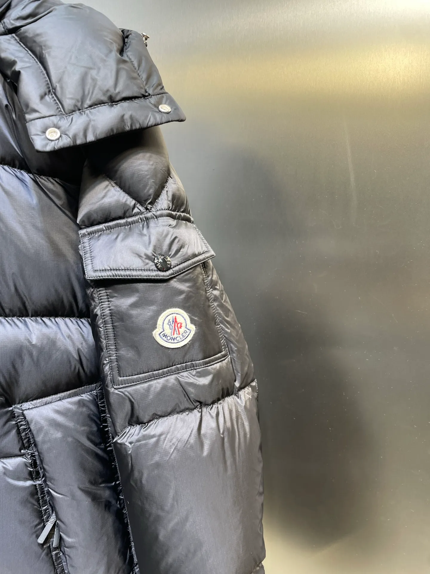 P1120 moncler 🌟 Down jacket Montbeliard down is made of iconic lon laqué fabric, showing a gorgeous luster effect. Equipped with a removable hood, it can easily adapt to changing weather. The sleeve pockets inspired by Moner Maya are embellished to highlight the essence of the brand. High quality version of ribbon Maya with NFC chip shipped with dust bag color: black size: 12345
