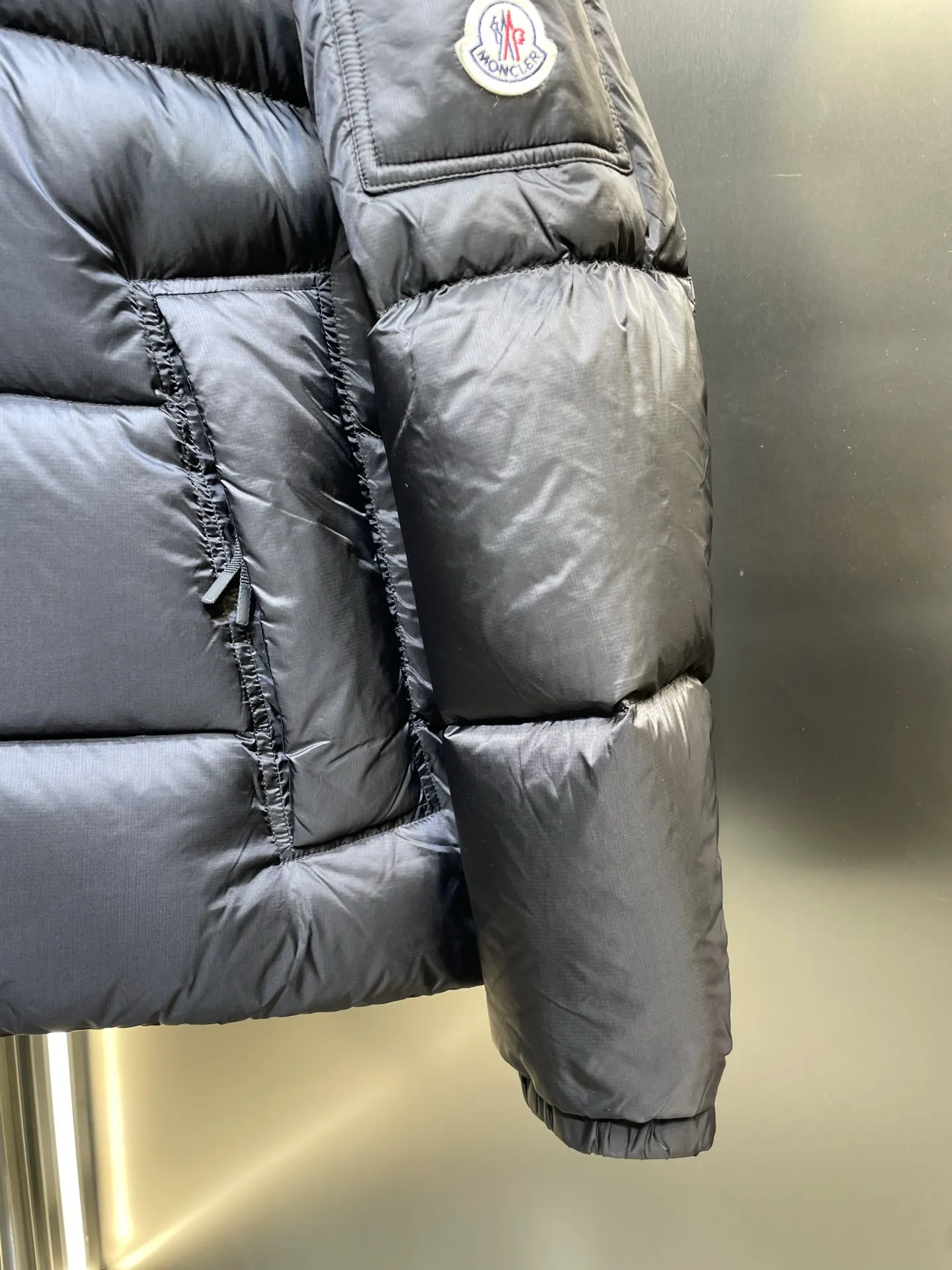 P1120 moncler 🌟 Down jacket Montbeliard down is made of iconic lon laqué fabric, showing a gorgeous luster effect. Equipped with a removable hood, it can easily adapt to changing weather. The sleeve pockets inspired by Moner Maya are embellished to highlight the essence of the brand. High quality version of ribbon Maya with NFC chip shipped with dust bag color: black size: 12345
