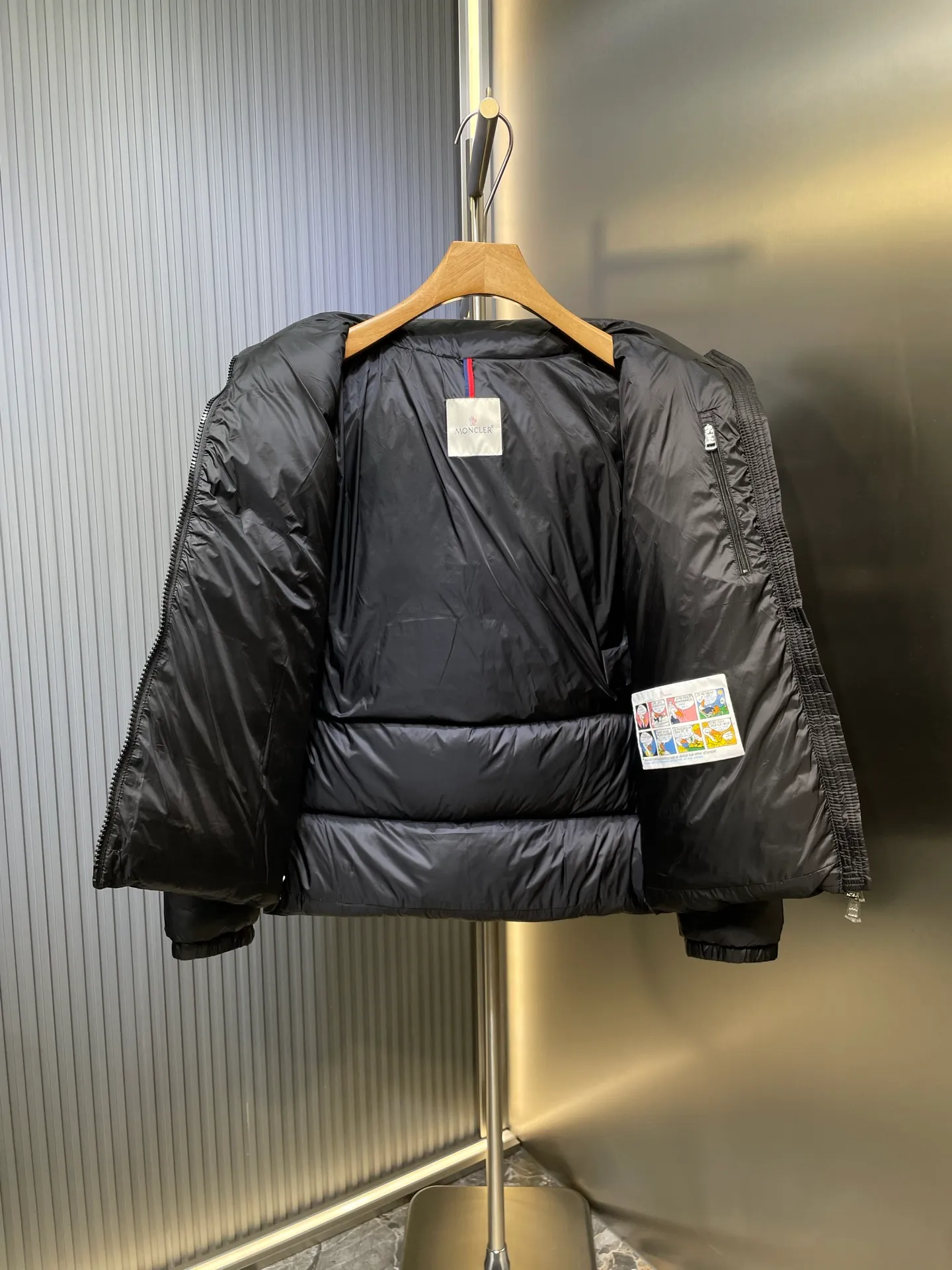 P1120 moncler 🌟 Down jacket Montbeliard down is made of iconic lon laqué fabric, showing a gorgeous luster effect. Equipped with a removable hood, it can easily adapt to changing weather. The sleeve pockets inspired by Moner Maya are embellished to highlight the essence of the brand. High quality version of ribbon Maya with NFC chip shipped with dust bag color: black size: 12345