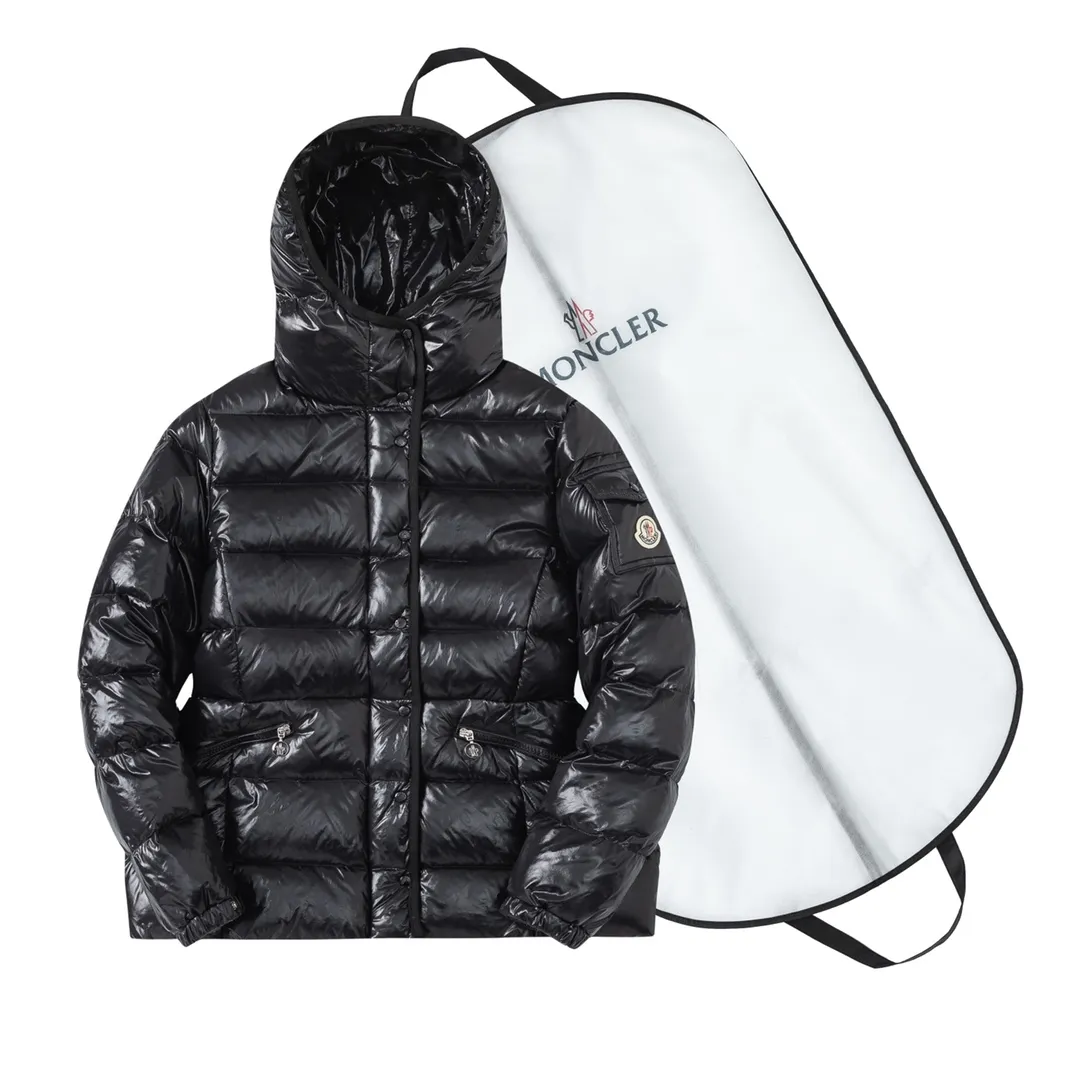 P860 (with dust bag) Moncler/Mask Hooded Waist Women's Short Down Jacket. The down jacket has both feminine temperament and practical functions, reinterpreting the aesthetic style of the 1970s for modern women. The barante down jacket is made from lustrous nylon and is inspired by the 1970s. It adopts a waist design and presents an A-line silhouette, highlighting a feminine style. An adjustable hood and signature logo patch add finishing touches. Details · Made of lon laqué fabric · lon laqué lining · Filled with down · Adjustable hood · Zipper and snap closure · Suit pocket · Adjustable cuffs Color: black/beige/pink size:0/1/2/3