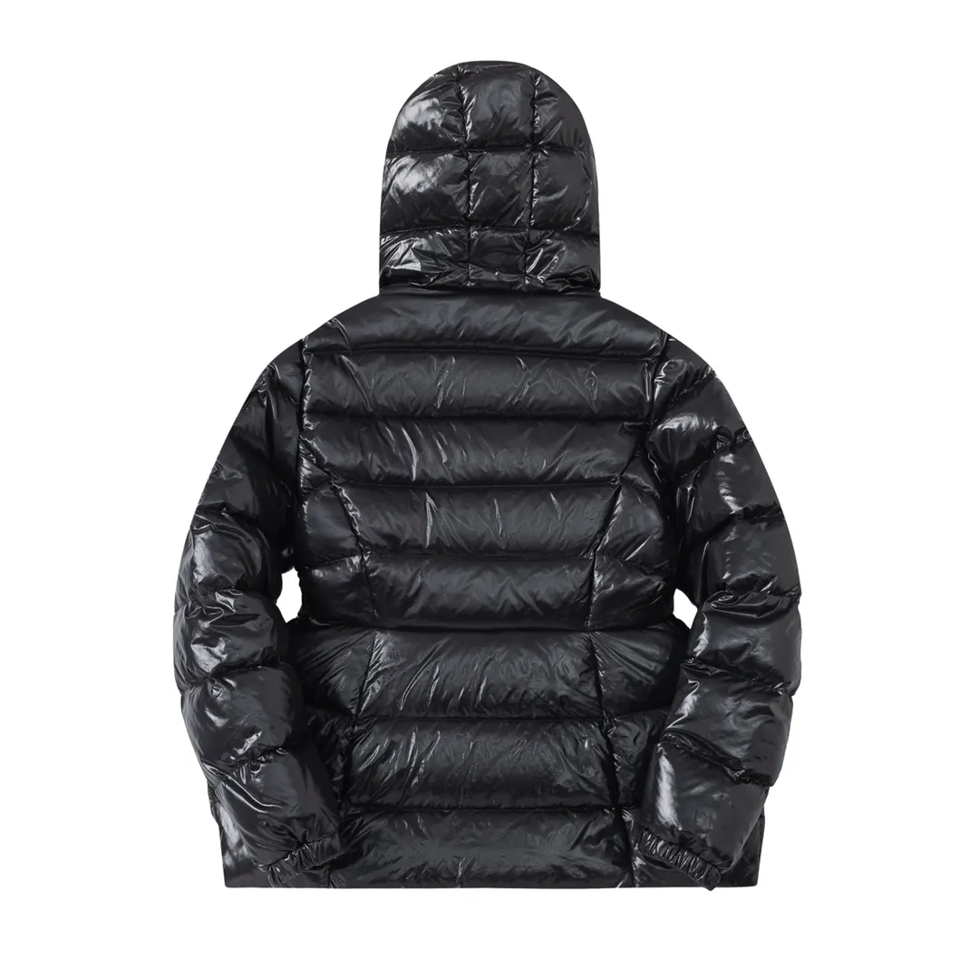 P860 (with dust bag) Moncler/Mask Hooded Waist Women's Short Down Jacket. The down jacket has both feminine temperament and practical functions, reinterpreting the aesthetic style of the 1970s for modern women. The barante down jacket is made from lustrous nylon and is inspired by the 1970s. It adopts a waist design and presents an A-line silhouette, highlighting a feminine style. An adjustable hood and signature logo patch add finishing touches. Details · Made of lon laqué fabric · lon laqué lining · Filled with down · Adjustable hood · Zipper and snap closure · Suit pocket · Adjustable cuffs Color: black/beige/pink size:0/1/2/3