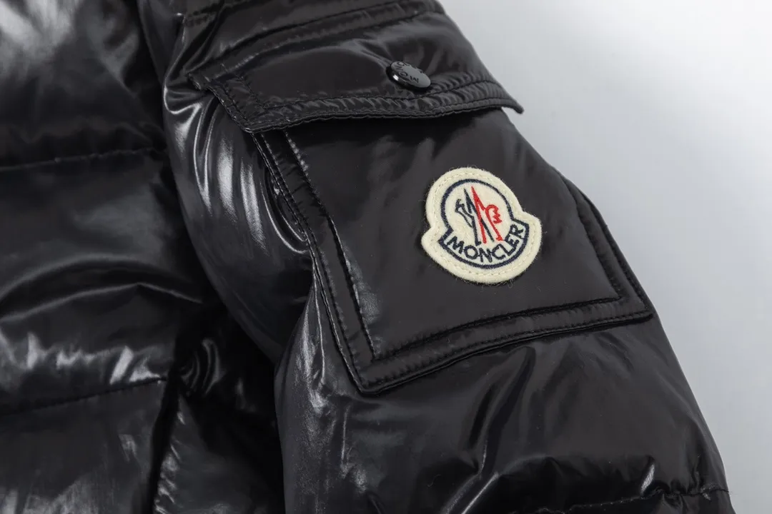 P860 (with dust bag) Moncler/Mask Hooded Waist Women's Short Down Jacket. The down jacket has both feminine temperament and practical functions, reinterpreting the aesthetic style of the 1970s for modern women. The barante down jacket is made from lustrous nylon and is inspired by the 1970s. It adopts a waist design and presents an A-line silhouette, highlighting a feminine style. An adjustable hood and signature logo patch add finishing touches. Details · Made of lon laqué fabric · lon laqué lining · Filled with down · Adjustable hood · Zipper and snap closure · Suit pocket · Adjustable cuffs Color: black/beige/pink size:0/1/2/3