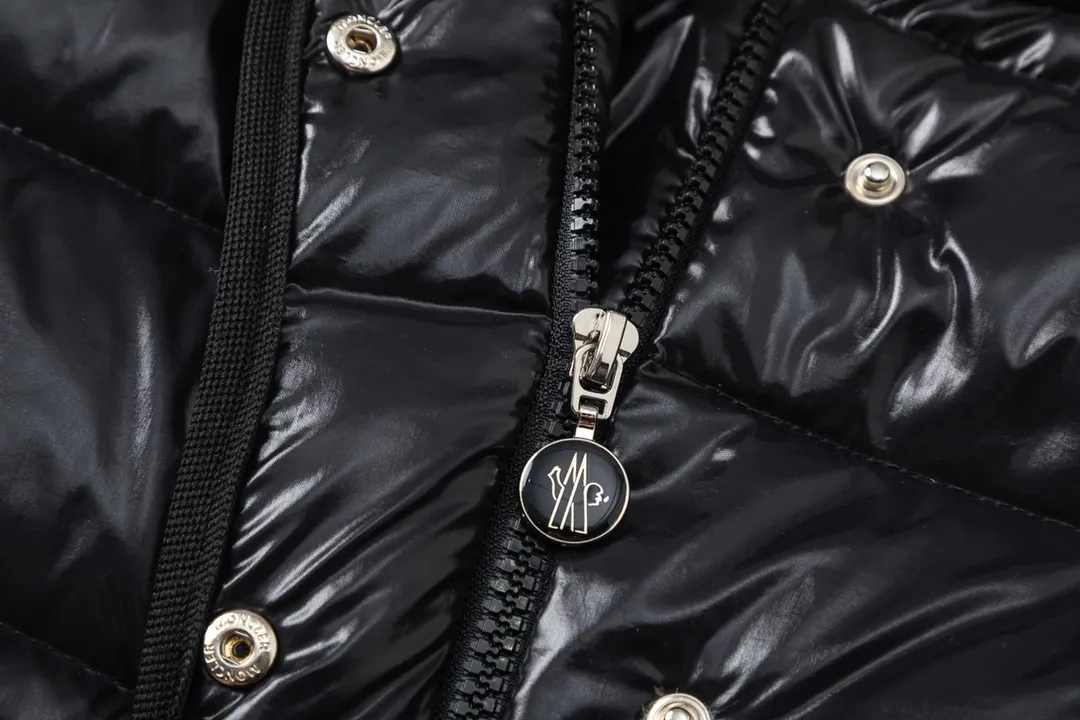 P860 (with dust bag) Moncler/Mask Hooded Waist Women's Short Down Jacket. The down jacket has both feminine temperament and practical functions, reinterpreting the aesthetic style of the 1970s for modern women. The barante down jacket is made from lustrous nylon and is inspired by the 1970s. It adopts a waist design and presents an A-line silhouette, highlighting a feminine style. An adjustable hood and signature logo patch add finishing touches. Details · Made of lon laqué fabric · lon laqué lining · Filled with down · Adjustable hood · Zipper and snap closure · Suit pocket · Adjustable cuffs Color: black/beige/pink size:0/1/2/3