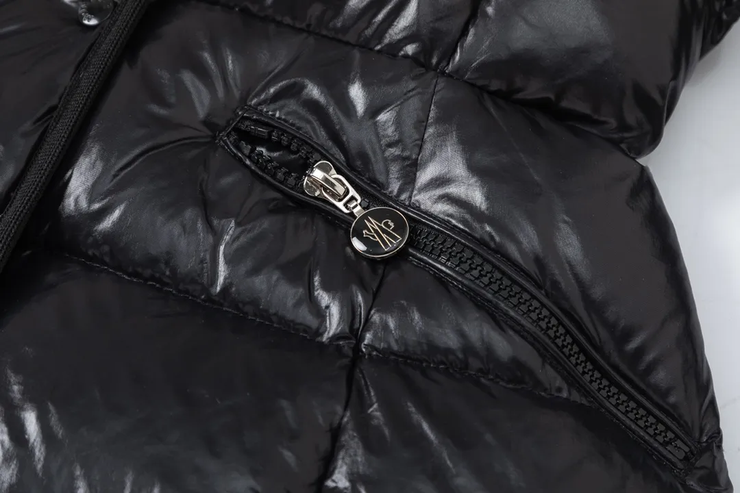 P860 (with dust bag) Moncler/Mask Hooded Waist Women's Short Down Jacket. The down jacket has both feminine temperament and practical functions, reinterpreting the aesthetic style of the 1970s for modern women. The barante down jacket is made from lustrous nylon and is inspired by the 1970s. It adopts a waist design and presents an A-line silhouette, highlighting a feminine style. An adjustable hood and signature logo patch add finishing touches. Details · Made of lon laqué fabric · lon laqué lining · Filled with down · Adjustable hood · Zipper and snap closure · Suit pocket · Adjustable cuffs Color: black/beige/pink size:0/1/2/3
