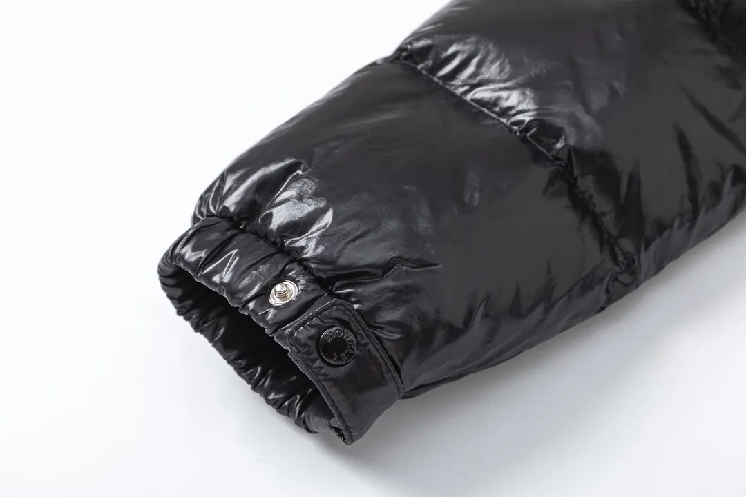 P860 (with dust bag) Moncler/Mask Hooded Waist Women's Short Down Jacket. The down jacket has both feminine temperament and practical functions, reinterpreting the aesthetic style of the 1970s for modern women. The barante down jacket is made from lustrous nylon and is inspired by the 1970s. It adopts a waist design and presents an A-line silhouette, highlighting a feminine style. An adjustable hood and signature logo patch add finishing touches. Details · Made of lon laqué fabric · lon laqué lining · Filled with down · Adjustable hood · Zipper and snap closure · Suit pocket · Adjustable cuffs Color: black/beige/pink size:0/1/2/3