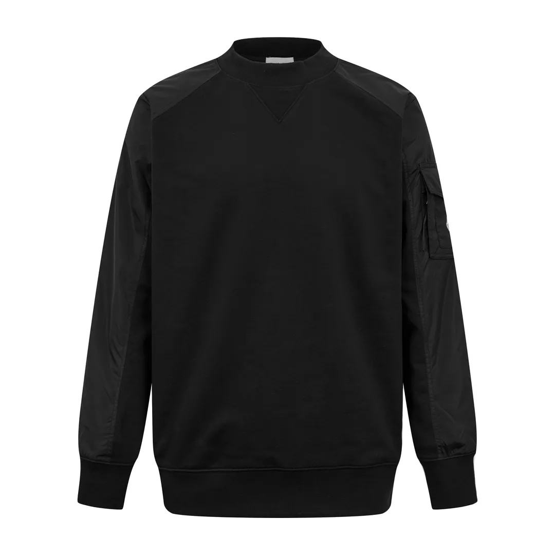 P380 Moncler logo patch pocket patchwork sweatshirt. Customized soft velvet cotton blend warm core material and tough nylon high-density woven material. Smooth and delicate, comfortable and close to the skin. It is based on a deep black curtain. The chest quietly draws a triangular world. The iconic Moncler logo embroidered logo decorates the sleeves. It is integrated with nylon fabric to embellish the square silhouette. Cross-disciplinary aesthetic grafting. Exquisite small pocket design reveals a flexible and relaxed beauty. Deconstruct the attitude of the modern gentleman and show his taste in silence. Process 1: Needle and shuttle stitching technology can make full use of the respective advantages of knitted fabrics and woven fabrics. By choosing the appropriate sewing process and stitches, the splicing parts can be ensured to be strong and beautiful. Process 2: Template machine bag opening. The preset template guides the position, shape and size of the bag opening. The accuracy ensures the quality of the bag opening effect. Process 3: The fabrics are washed and have a better hand texture. It is not easy to deform and shrink. Not easy to fade and maintain long-lasting beauty Accessories: Customized 1:1 Moncler embroidered logo Customized 1:1 Moncler zipper Customized 1:1 Moncler drawstring Customized 1:1 Moncler snap button Customized 1:1 Moncler trademark Version: Loose version Size: S M L XL