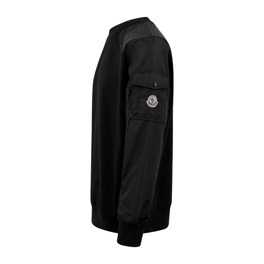 P380 Moncler logo patch pocket patchwork sweatshirt. Customized soft velvet cotton blend warm core material and tough nylon high-density woven material. Smooth and delicate, comfortable and close to the skin. It is based on a deep black curtain. The chest quietly draws a triangular world. The iconic Moncler logo embroidered logo decorates the sleeves. It is integrated with nylon fabric to embellish the square silhouette. Cross-disciplinary aesthetic grafting. Exquisite small pocket design reveals a flexible and relaxed beauty. Deconstruct the attitude of the modern gentleman and show his taste in silence. Process 1: Needle and shuttle stitching technology can make full use of the respective advantages of knitted fabrics and woven fabrics. By choosing the appropriate sewing process and stitches, the splicing parts can be ensured to be strong and beautiful. Process 2: Template machine bag opening. The preset template guides the position, shape and size of the bag opening. The accuracy ensures the quality of the bag opening effect. Process 3: The fabrics are washed and have a better hand texture. It is not easy to deform and shrink. Not easy to fade and maintain long-lasting beauty Accessories: Customized 1:1 Moncler embroidered logo Customized 1:1 Moncler zipper Customized 1:1 Moncler drawstring Customized 1:1 Moncler snap button Customized 1:1 Moncler trademark Version: Loose version Size: S M L XL