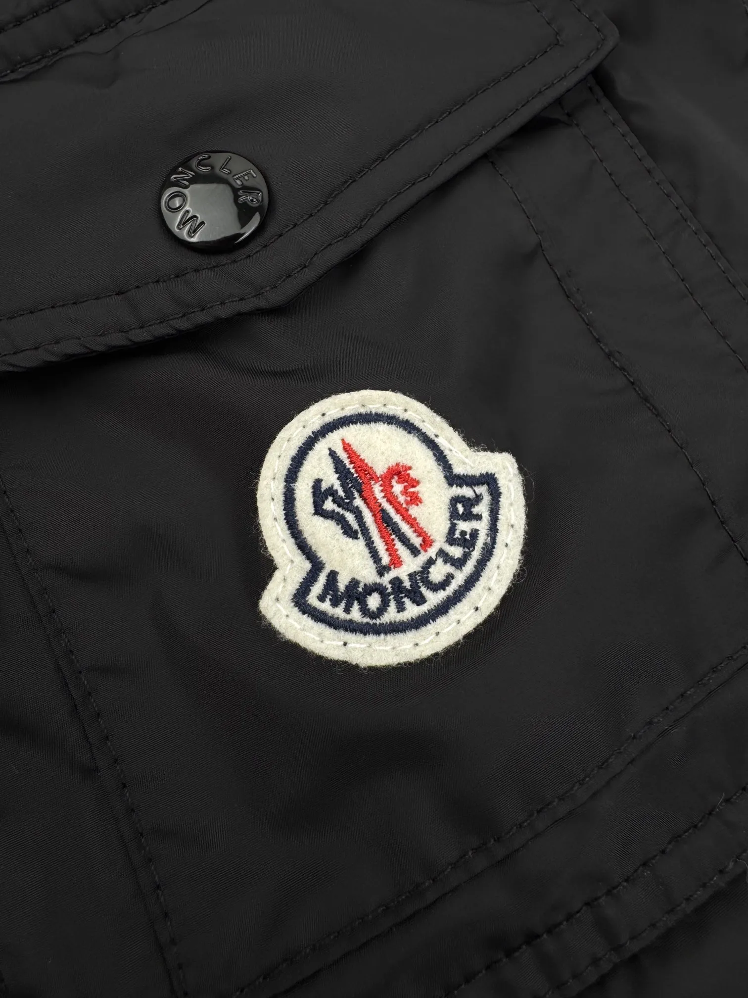 P380 Moncler logo patch pocket patchwork sweatshirt. Customized soft velvet cotton blend warm core material and tough nylon high-density woven material. Smooth and delicate, comfortable and close to the skin. It is based on a deep black curtain. The chest quietly draws a triangular world. The iconic Moncler logo embroidered logo decorates the sleeves. It is integrated with nylon fabric to embellish the square silhouette. Cross-disciplinary aesthetic grafting. Exquisite small pocket design reveals a flexible and relaxed beauty. Deconstruct the attitude of the modern gentleman and show his taste in silence. Process 1: Needle and shuttle stitching technology can make full use of the respective advantages of knitted fabrics and woven fabrics. By choosing the appropriate sewing process and stitches, the splicing parts can be ensured to be strong and beautiful. Process 2: Template machine bag opening. The preset template guides the position, shape and size of the bag opening. The accuracy ensures the quality of the bag opening effect. Process 3: The fabrics are washed and have a better hand texture. It is not easy to deform and shrink. Not easy to fade and maintain long-lasting beauty Accessories: Customized 1:1 Moncler embroidered logo Customized 1:1 Moncler zipper Customized 1:1 Moncler drawstring Customized 1:1 Moncler snap button Customized 1:1 Moncler trademark Version: Loose version Size: S M L XL