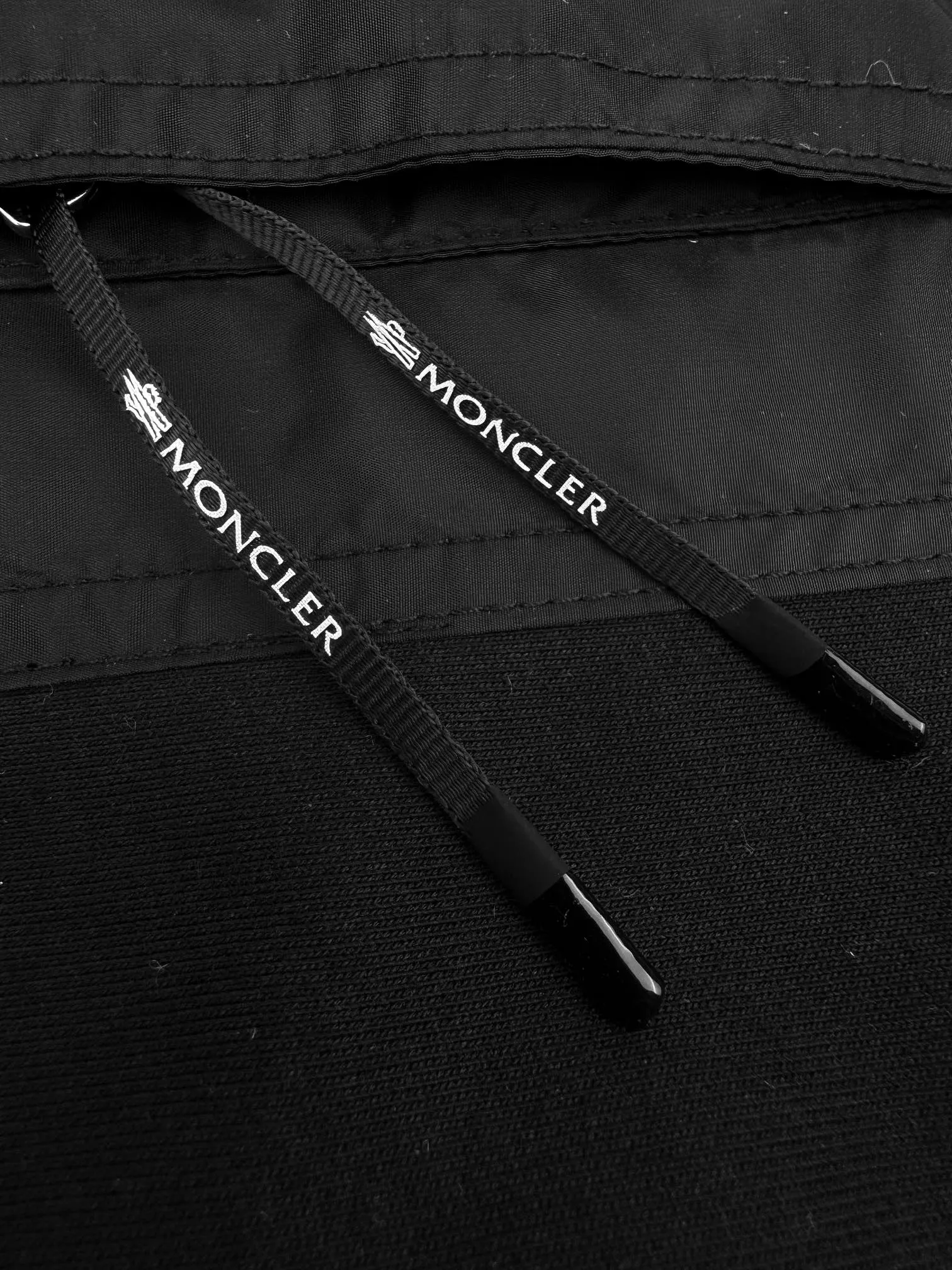 P380 Moncler logo patch pocket patchwork sweatshirt. Customized soft velvet cotton blend warm core material and tough nylon high-density woven material. Smooth and delicate, comfortable and close to the skin. It is based on a deep black curtain. The chest quietly draws a triangular world. The iconic Moncler logo embroidered logo decorates the sleeves. It is integrated with nylon fabric to embellish the square silhouette. Cross-disciplinary aesthetic grafting. Exquisite small pocket design reveals a flexible and relaxed beauty. Deconstruct the attitude of the modern gentleman and show his taste in silence. Process 1: Needle and shuttle stitching technology can make full use of the respective advantages of knitted fabrics and woven fabrics. By choosing the appropriate sewing process and stitches, the splicing parts can be ensured to be strong and beautiful. Process 2: Template machine bag opening. The preset template guides the position, shape and size of the bag opening. The accuracy ensures the quality of the bag opening effect. Process 3: The fabrics are washed and have a better hand texture. It is not easy to deform and shrink. Not easy to fade and maintain long-lasting beauty Accessories: Customized 1:1 Moncler embroidered logo Customized 1:1 Moncler zipper Customized 1:1 Moncler drawstring Customized 1:1 Moncler snap button Customized 1:1 Moncler trademark Version: Loose version Size: S M L XL