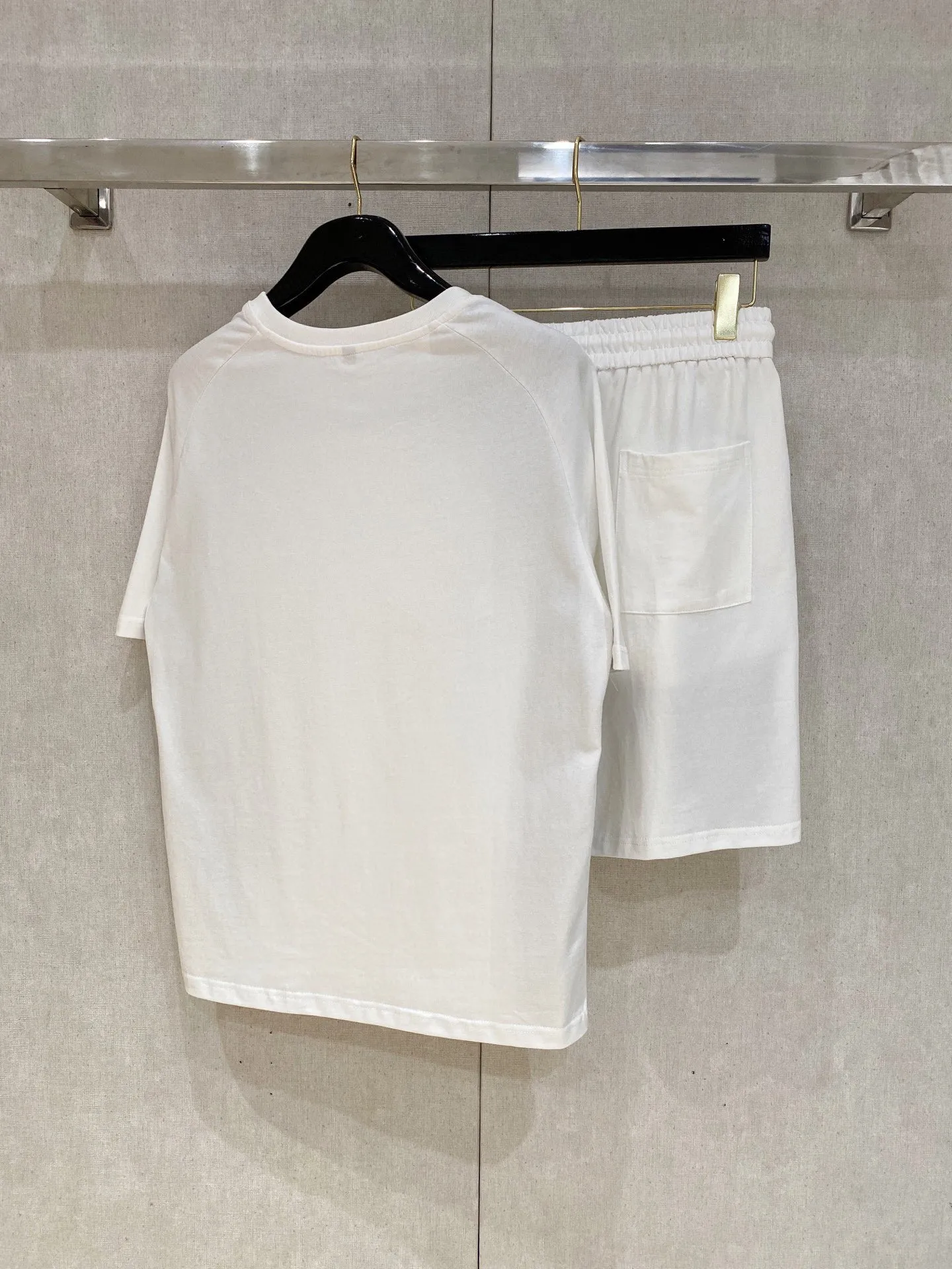P560 Brand [MONCLER Mouth Covered] 2025 round neck short-sleeved shorts suit. The pure cotton fabric upper body will not be stuffy, the smooth and comfortable skin-friendly effect is more breathable, the fabric has its own texture, classic logo technology, a new interpretation from a unique angle, the first choice for fashion and versatility! Size: M-3XL (maximum wear: 190 pounds)