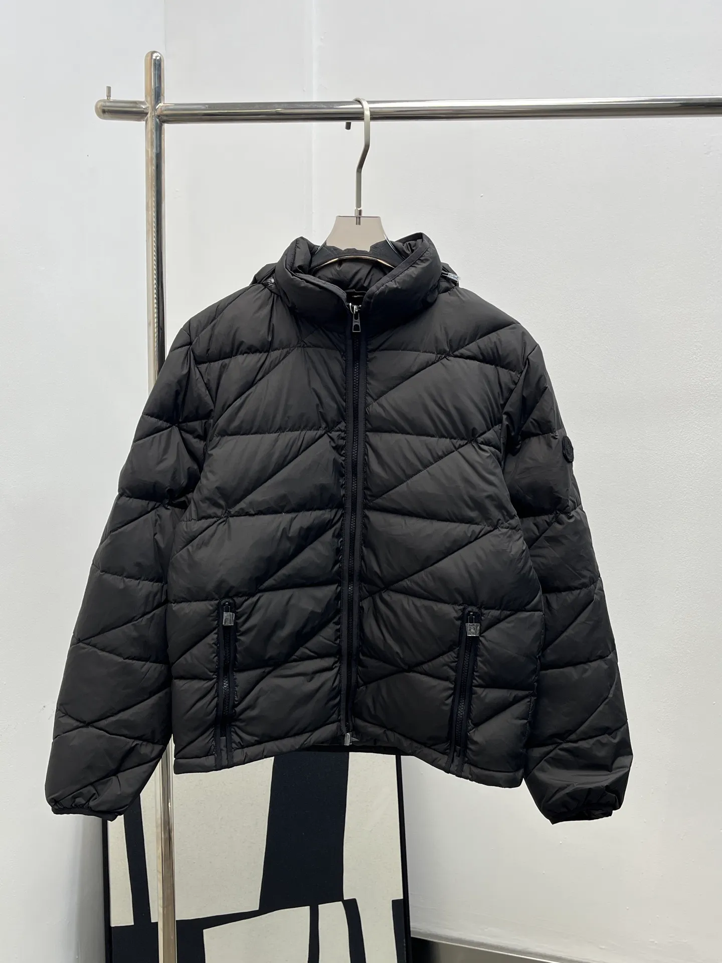 P1080 Moncler* Sciros men's twill quilted hooded short down jacket. Sciros uses eye-catching quilting to boldly interpret the classic down jacket. Short design, classic checkered quilting and twill pattern, adding visual layering. This warm piece comes with a removable hood. A classic fit suitable for wearing in the city or relaxing in nature. Size: 12345