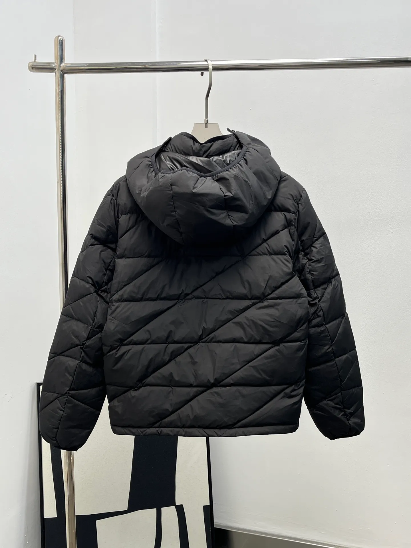 P1080 Moncler* Sciros men's twill quilted hooded short down jacket. Sciros uses eye-catching quilting to boldly interpret the classic down jacket. Short design, classic checkered quilting and twill pattern, adding visual layering. This warm piece comes with a removable hood. A classic fit suitable for wearing in the city or relaxing in nature. Size: 12345