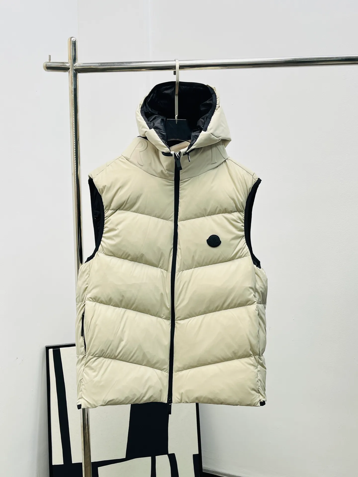 P880 Moncler *Mask 2025 Guersac men's model can be made as a couple's version. Twill quilted hooded down vest with detachable hood. You can use "genderless dressing" and "one garment for multiple wear" as the entry point to emphasize that this vest can not only match formal and casual wear, but also serve as a couple's wear. Unique diagonal quilting technology + three-dimensional fluffy filling breaks the dullness of traditional down and easily enhances the layering of your look! Detachable hood design allows you to switch styles at will. Wearing a hood is a sporty and casual style, removing the hood makes it look neat and urban. One vest has two attitudes, and both men and women can wear it~ Recommended outfits for couples: the same style but different colors, a tacit understanding of CP will directly fill you up!