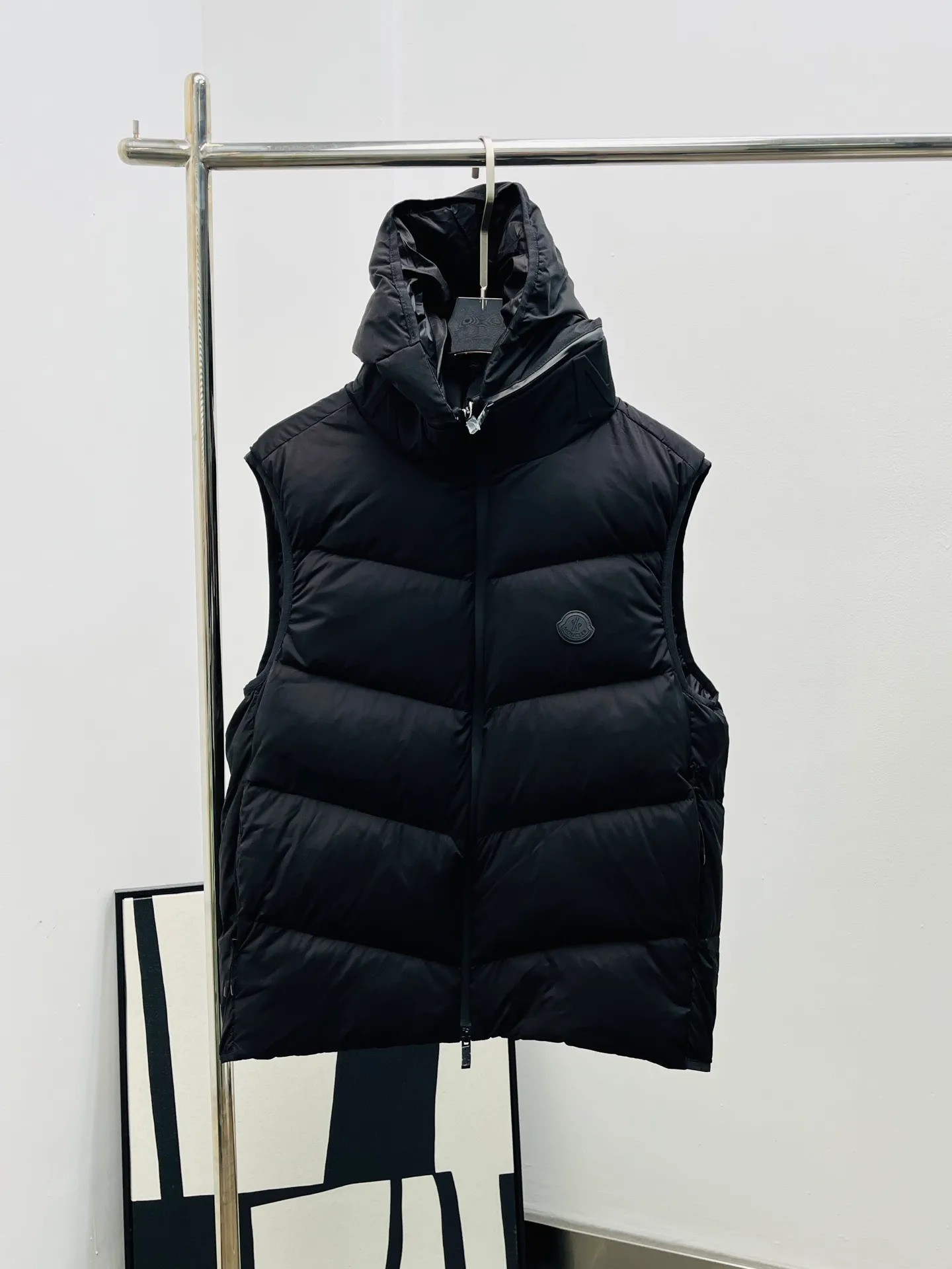 P880 Moncler *Mask 2025 Guersac men's model can be made as a couple's version. Twill quilted hooded down vest with detachable hood. You can use "genderless dressing" and "one garment for multiple wear" as the entry point to emphasize that this vest can not only match formal and casual wear, but also serve as a couple's wear. Unique diagonal quilting technology + three-dimensional fluffy filling breaks the dullness of traditional down and easily enhances the layering of your look! Detachable hood design allows you to switch styles at will. Wearing a hood is a sporty and casual style, removing the hood makes it look neat and urban. One vest has two attitudes, and both men and women can wear it~ Recommended outfits for couples: the same style but different colors, a tacit understanding of CP will directly fill you up!
