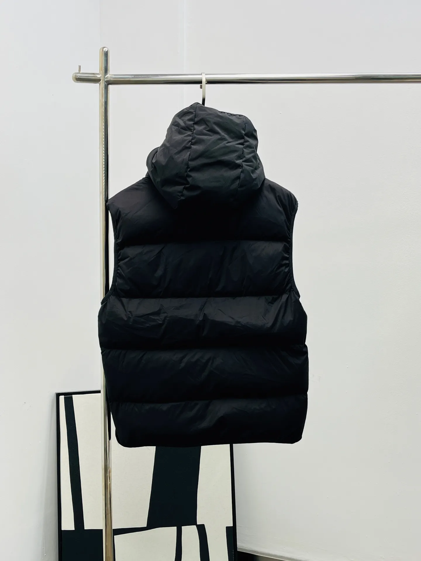 P880 Moncler *Mask 2025 Guersac men's model can be made as a couple's version. Twill quilted hooded down vest with detachable hood. You can use "genderless dressing" and "one garment for multiple wear" as the entry point to emphasize that this vest can not only match formal and casual wear, but also serve as a couple's wear. Unique diagonal quilting technology + three-dimensional fluffy filling breaks the dullness of traditional down and easily enhances the layering of your look! Detachable hood design allows you to switch styles at will. Wearing a hood is a sporty and casual style, removing the hood makes it look neat and urban. One vest has two attitudes, and both men and women can wear it~ Recommended outfits for couples: the same style but different colors, a tacit understanding of CP will directly fill you up!