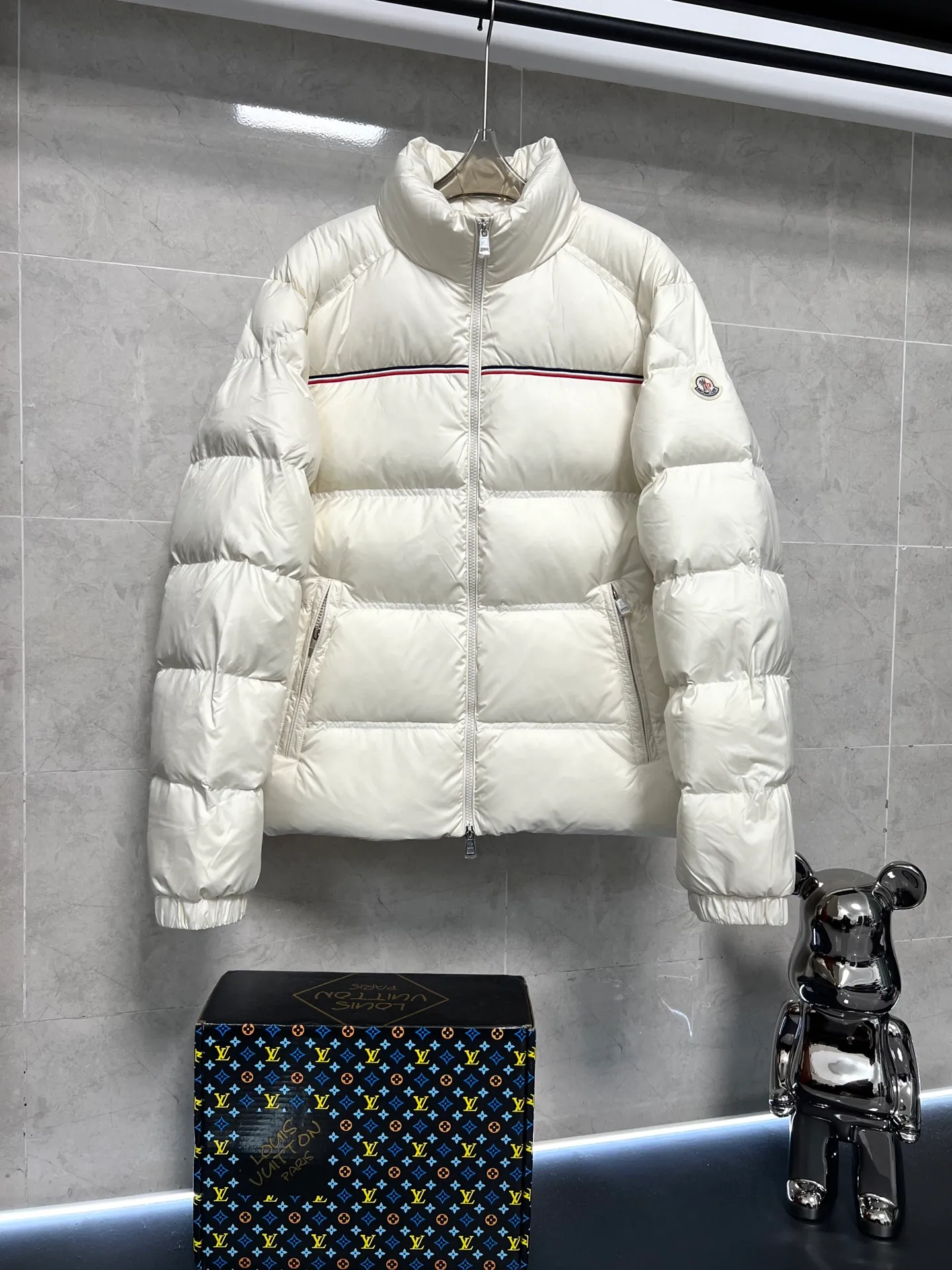 P960 Moncler Bouvaque short zipper stand collar long-sleeved jacket, the stand collar design is simple and elegant, the red and black stripe decoration on the chest adds a sense of fashion, and the full down filling ensures excellent warmth. Filled with 90% white duck down, top quality, classic tailoring. The upper body is full of street style; all the latest version of the hardware and accessories are custom molded to restore the original shape, the upper body has an excellent silhouette, and the three labels are complete! GW will update at the same time. Color: White Size: 1-5