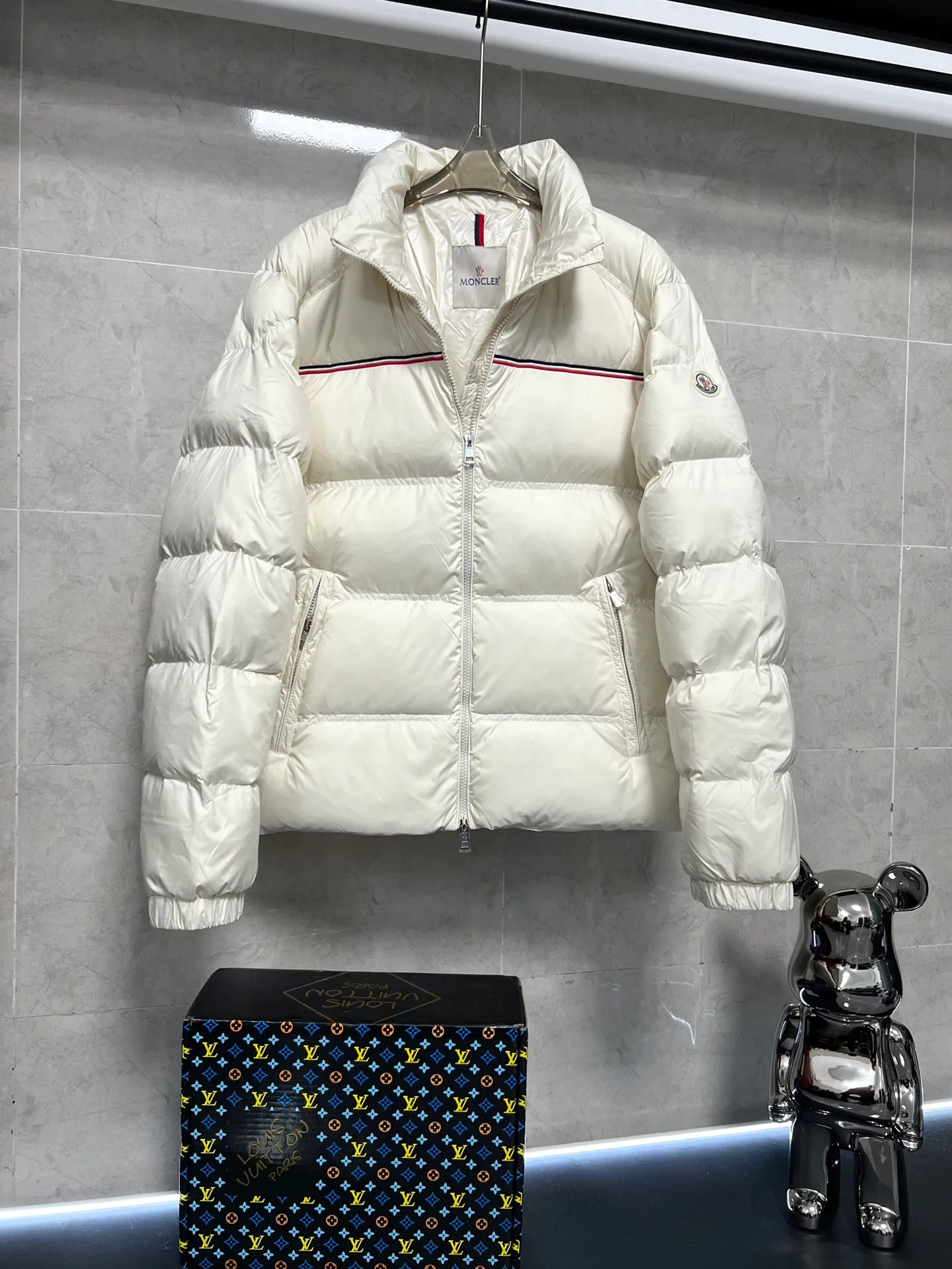 P960 Moncler Bouvaque short zipper stand collar long-sleeved jacket, the stand collar design is simple and elegant, the red and black stripe decoration on the chest adds a sense of fashion, and the full down filling ensures excellent warmth. Filled with 90% white duck down, top quality, classic tailoring. The upper body is full of street style; all the latest version of the hardware and accessories are custom molded to restore the original shape, the upper body has an excellent silhouette, and the three labels are complete! GW will update at the same time. Color: White Size: 1-5