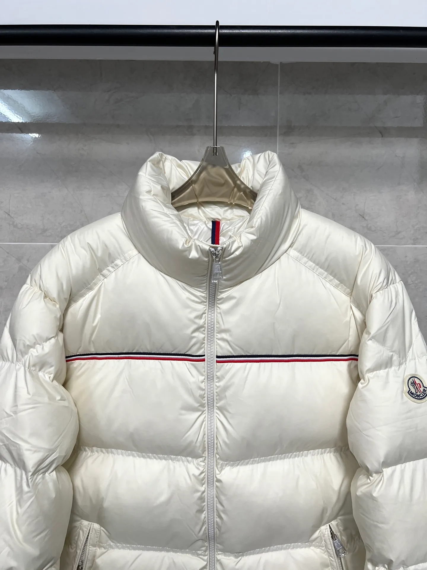 P960 Moncler Bouvaque short zipper stand collar long-sleeved jacket, the stand collar design is simple and elegant, the red and black stripe decoration on the chest adds a sense of fashion, and the full down filling ensures excellent warmth. Filled with 90% white duck down, top quality, classic tailoring. The upper body is full of street style; all the latest version of the hardware and accessories are custom molded to restore the original shape, the upper body has an excellent silhouette, and the three labels are complete! GW will update at the same time. Color: White Size: 1-5