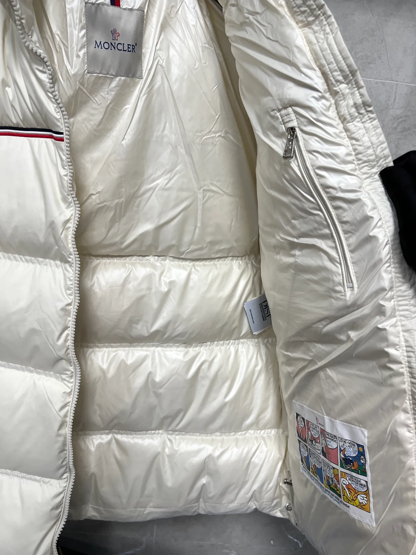 P960 Moncler Bouvaque short zipper stand collar long-sleeved jacket, the stand collar design is simple and elegant, the red and black stripe decoration on the chest adds a sense of fashion, and the full down filling ensures excellent warmth. Filled with 90% white duck down, top quality, classic tailoring. The upper body is full of street style; all the latest version of the hardware and accessories are custom molded to restore the original shape, the upper body has an excellent silhouette, and the three labels are complete! GW will update at the same time. Color: White Size: 1-5