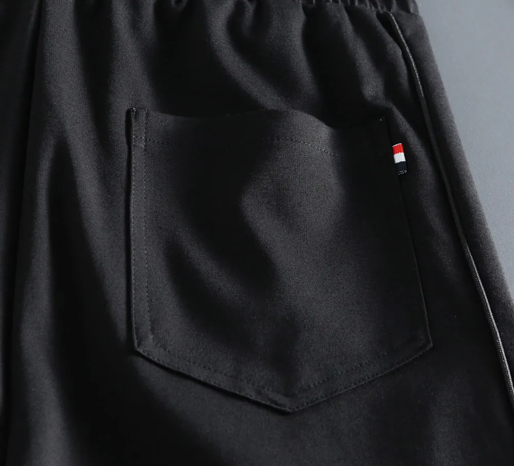 P210 🌸🌸 Moncler 2025 spring and summer new trousers [knitted trousers] feel comfortable to wear, low-key yet luxurious, very high-end, with pockets designed to be fashionable and high-end. Needless to say, the trousers style and tailoring needless to say, the upper body is exquisite and vivid. Really first-class and top-quality materials. Really top-level casual pants and elastic pants, of outstanding quality. After heavy washing, the trousers are very soft and not picky. The upper body is absolutely stylish. Extremely luxurious. Size:M-4XL