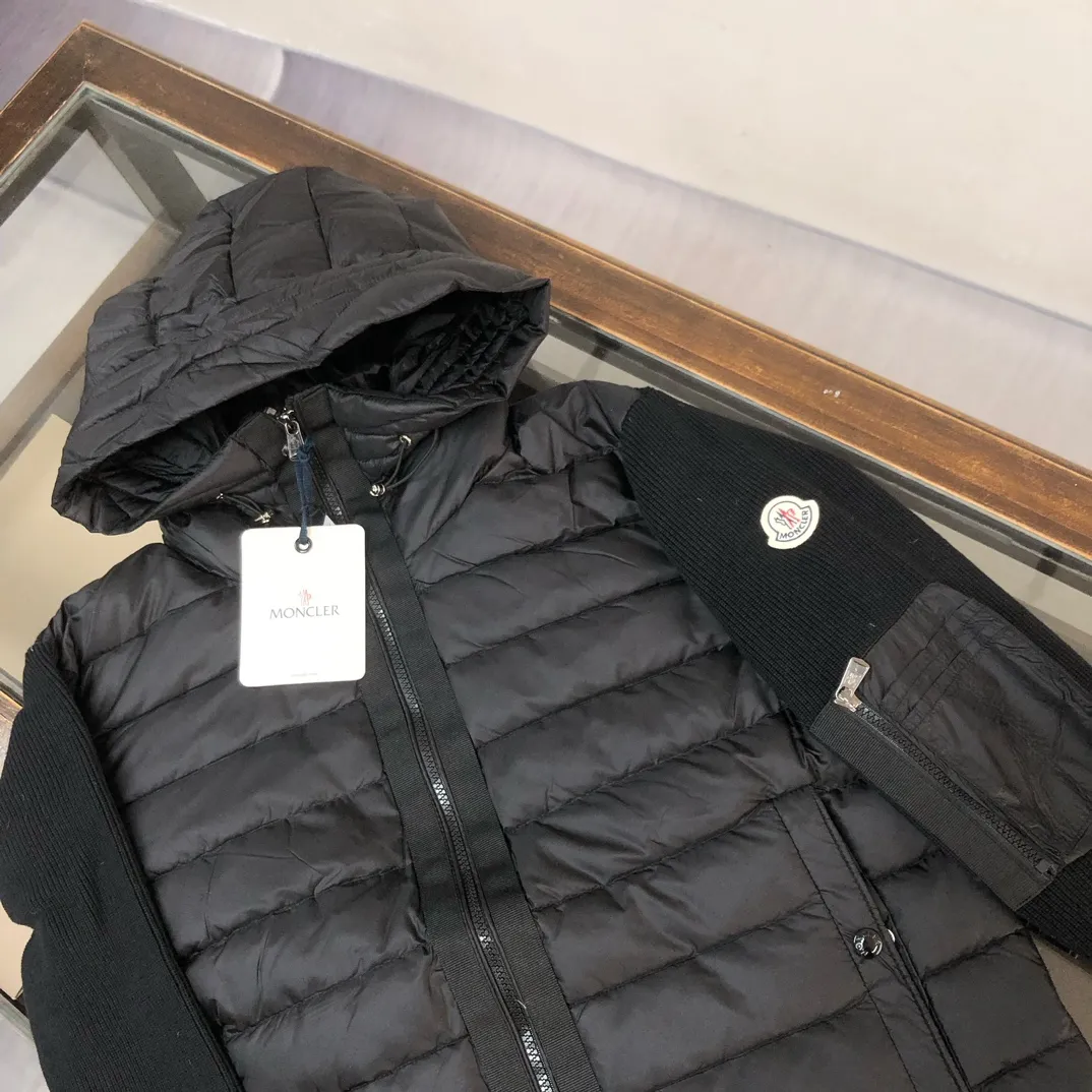 P740 🆕🆕New Moncler men’s down jacket with wool splicing hooded knitted men’s down jacket! The new autumn and winter products are great for inner wear!!! In fact, in China, down is a basic style in black. It can be worn alone or layered, which will make it more layered!!! It is very elegant to wear in autumn! The texture is amazing, the velvet is large, delicate and stemless, and full of fluffiness! The amount of filling is sufficient, and the thermal insulation performance is not to mention!!! It is windproof and warm, eliminating any possibility of velvet running. It feels silky and soft, and the stiffness is also very light. This is the time to prepare it! It doesn't look bloated at all, not to mention the design!!! The black classic is easy to match and not old-fashioned, and the hooded decorative design on the configuration shows the temperament and charm of a man! The small pocket decoration on the sleeves is also very nice! The pockets on the sleeves light up the luxurious trend of ID clothing! The cardigan is equipped with a nylon leger front hood with electric down and a lightweight knitted style design! Color: Black Size: M-L-XL-2XL-3XL