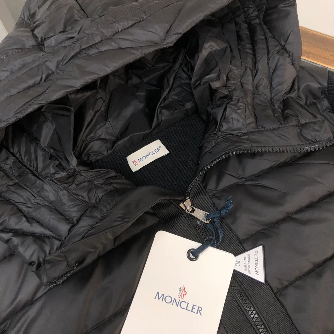 P740 🆕🆕New Moncler men’s down jacket with wool splicing hooded knitted men’s down jacket! The new autumn and winter products are great for inner wear!!! In fact, in China, down is a basic style in black. It can be worn alone or layered, which will make it more layered!!! It is very elegant to wear in autumn! The texture is amazing, the velvet is large, delicate and stemless, and full of fluffiness! The amount of filling is sufficient, and the thermal insulation performance is not to mention!!! It is windproof and warm, eliminating any possibility of velvet running. It feels silky and soft, and the stiffness is also very light. This is the time to prepare it! It doesn't look bloated at all, not to mention the design!!! The black classic is easy to match and not old-fashioned, and the hooded decorative design on the configuration shows the temperament and charm of a man! The small pocket decoration on the sleeves is also very nice! The pockets on the sleeves light up the luxurious trend of ID clothing! The cardigan is equipped with a nylon leger front hood with electric down and a lightweight knitted style design! Color: Black Size: M-L-XL-2XL-3XL