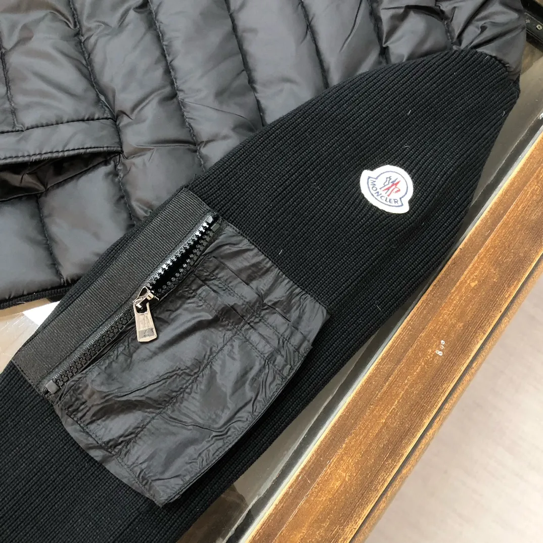 P740 🆕🆕New Moncler men’s down jacket with wool splicing hooded knitted men’s down jacket! The new autumn and winter products are great for inner wear!!! In fact, in China, down is a basic style in black. It can be worn alone or layered, which will make it more layered!!! It is very elegant to wear in autumn! The texture is amazing, the velvet is large, delicate and stemless, and full of fluffiness! The amount of filling is sufficient, and the thermal insulation performance is not to mention!!! It is windproof and warm, eliminating any possibility of velvet running. It feels silky and soft, and the stiffness is also very light. This is the time to prepare it! It doesn't look bloated at all, not to mention the design!!! The black classic is easy to match and not old-fashioned, and the hooded decorative design on the configuration shows the temperament and charm of a man! The small pocket decoration on the sleeves is also very nice! The pockets on the sleeves light up the luxurious trend of ID clothing! The cardigan is equipped with a nylon leger front hood with electric down and a lightweight knitted style design! Color: Black Size: M-L-XL-2XL-3XL