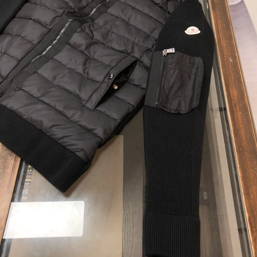 P740 🆕🆕New Moncler men’s down jacket with wool splicing hooded knitted men’s down jacket! The new autumn and winter products are great for inner wear!!! In fact, in China, down is a basic style in black. It can be worn alone or layered, which will make it more layered!!! It is very elegant to wear in autumn! The texture is amazing, the velvet is large, delicate and stemless, and full of fluffiness! The amount of filling is sufficient, and the thermal insulation performance is not to mention!!! It is windproof and warm, eliminating any possibility of velvet running. It feels silky and soft, and the stiffness is also very light. This is the time to prepare it! It doesn't look bloated at all, not to mention the design!!! The black classic is easy to match and not old-fashioned, and the hooded decorative design on the configuration shows the temperament and charm of a man! The small pocket decoration on the sleeves is also very nice! The pockets on the sleeves light up the luxurious trend of ID clothing! The cardigan is equipped with a nylon leger front hood with electric down and a lightweight knitted style design! Color: Black Size: M-L-XL-2XL-3XL