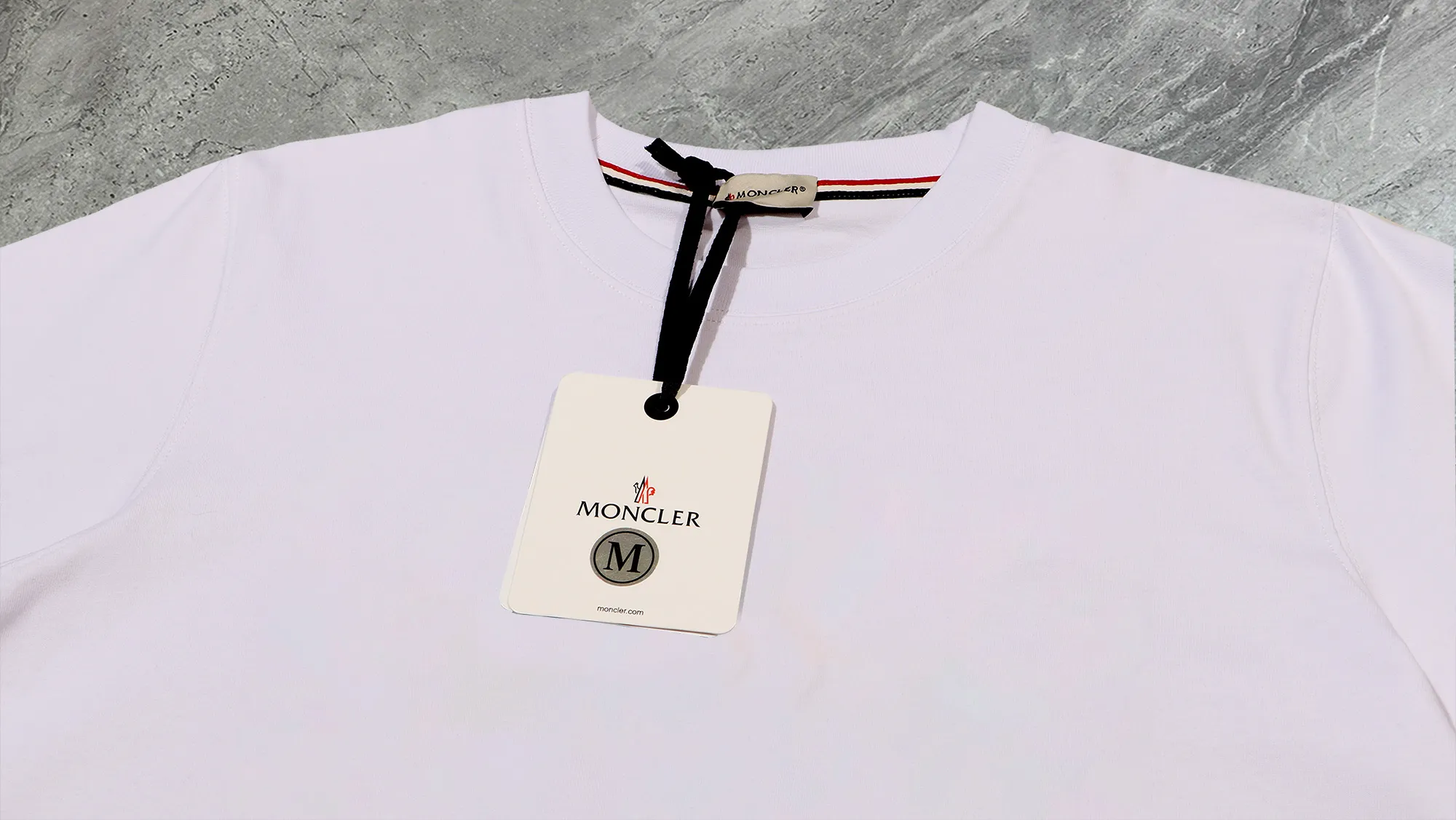 P210 High-version sweatshirt) [Long-term stock] 〖𝐌𝐎𝐍𝐂𝐋𝐄𝐑~Mask〗 Made of 440g heavy-weight fabric. It is different from the market currency. It can be matched with any variety and is properly handsome. 😎The whole dress is made of double waistcoats. The double waistcoats make the whole dress more three-dimensional. Not ordinary factories can do such fine work. 2025 Spring runway version of the T stage, on sale at the counter, round neck terry sweatshirt, high-end double-strand pure cotton, custom-made stretch ribs, dyed in the same vat, complete with three standards, matched with exquisite embroidered LOGO on the chest, simple and advanced, same style for men and women. Color: black, apricot, white, size: S M L XL 2XL